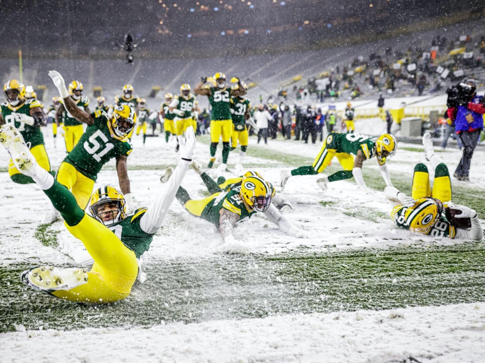 1600x1200 cool image from the Packers' snowy smackdown of the Titans