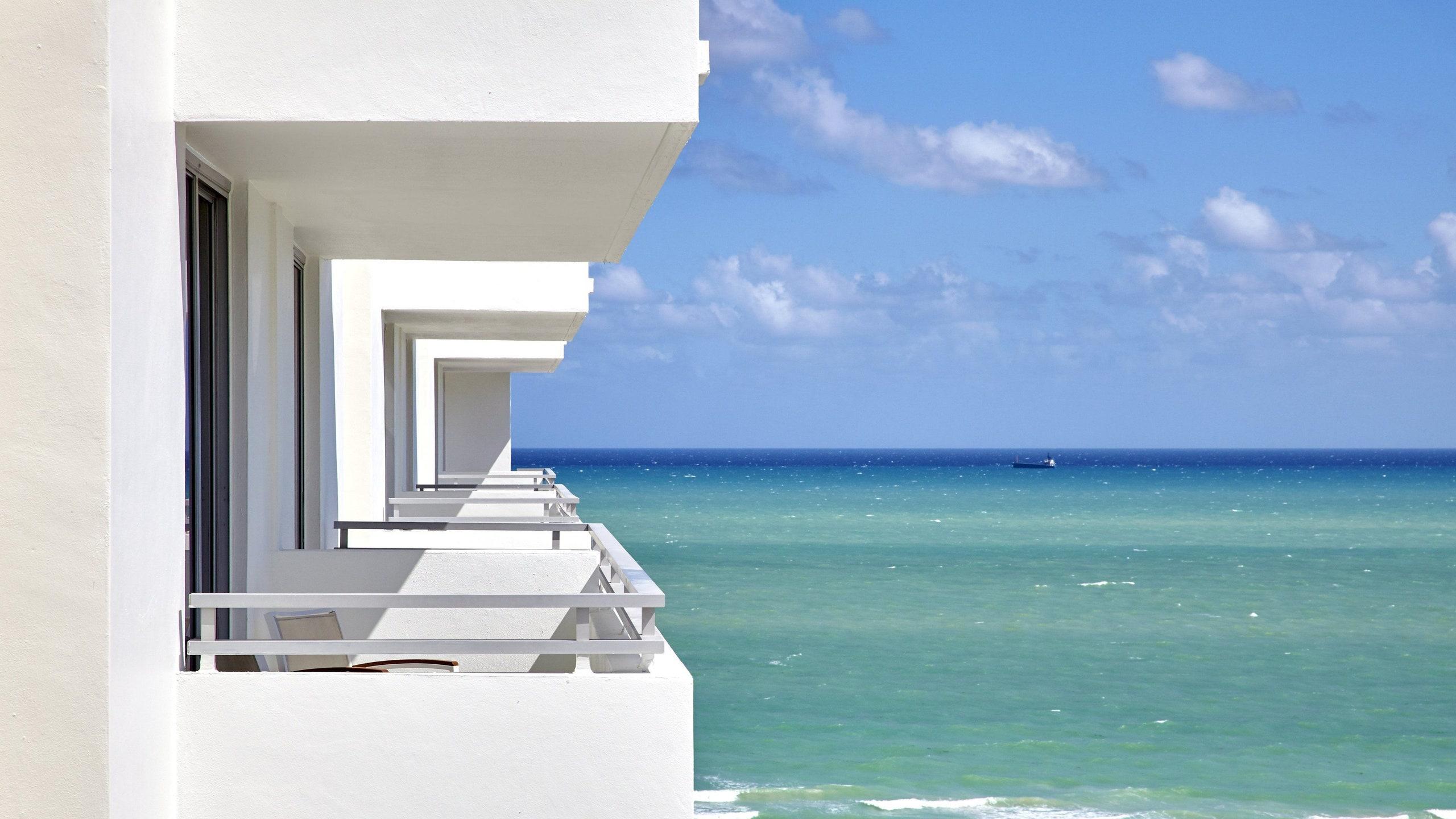 2560x1440 Loews Miami Beach Hotel