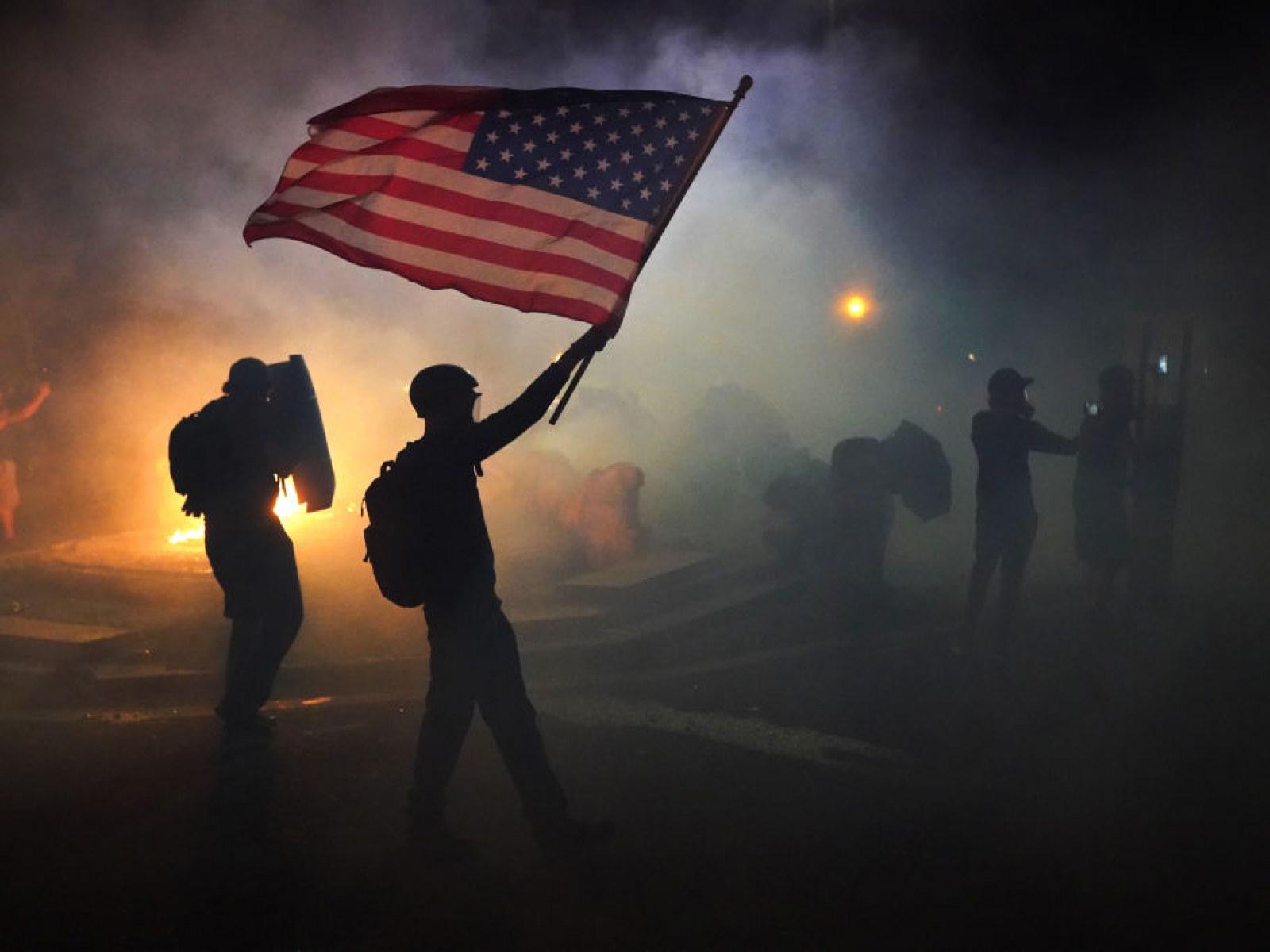 1600x1200 Portland Protesters Smash Courthouse Doors, Set Fire to U.S. Flag