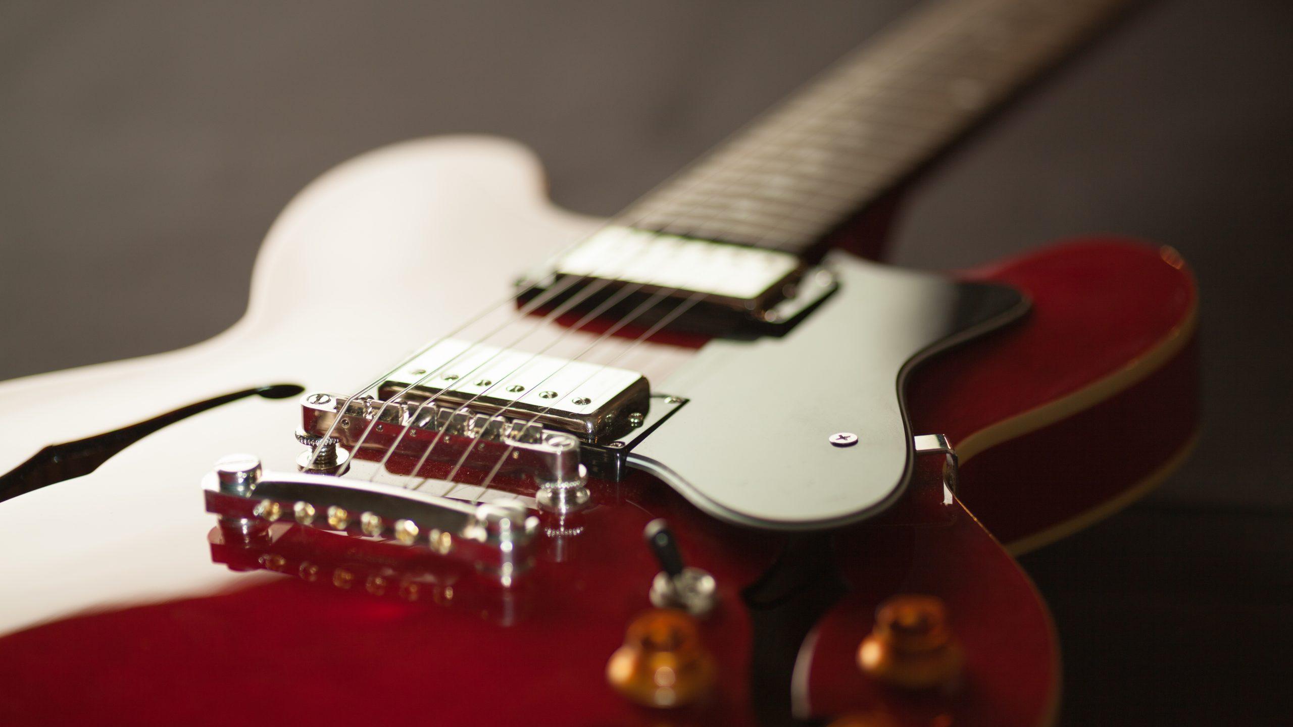 2560x1440 Semi Acoustic Guitar: Epiphone ES 335 Dot (Cherry) 5K UHD Wallpaper
