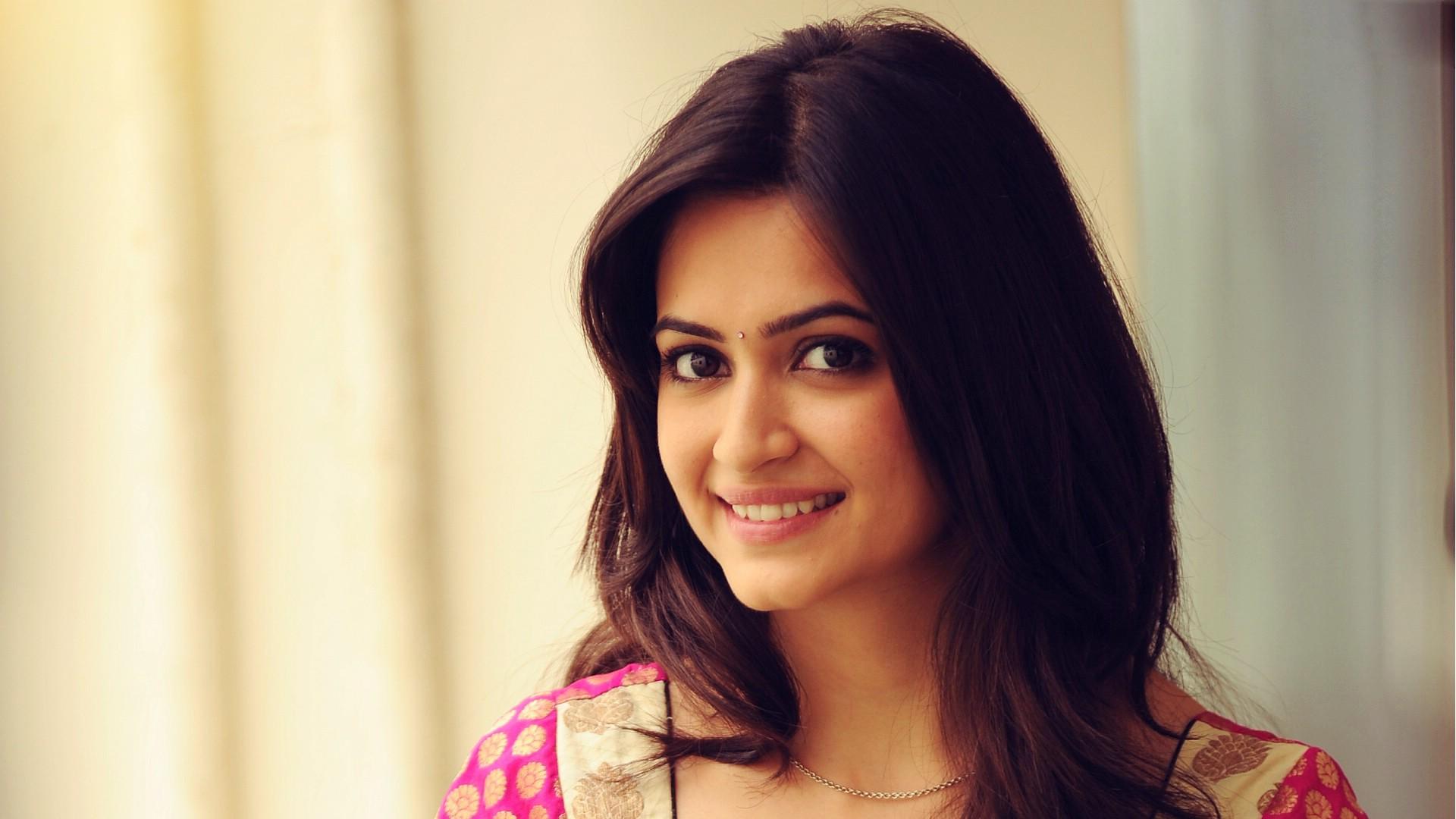 1920x1080 Indian Women Smiling Face Wallpaper:1920x1080