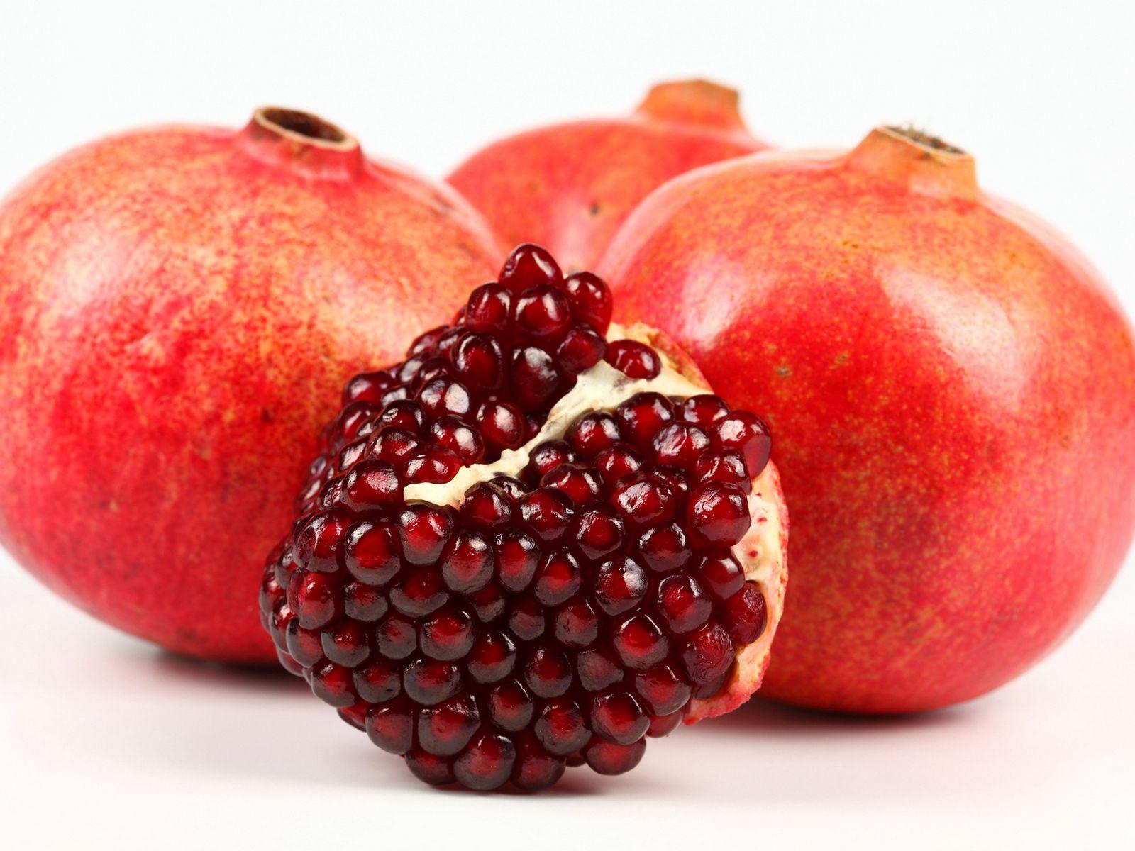 1600x1200 Download wallpaper 1600x1200 pomegranate, berries, fruit, ripe, juicy standard 4:3 HD background
