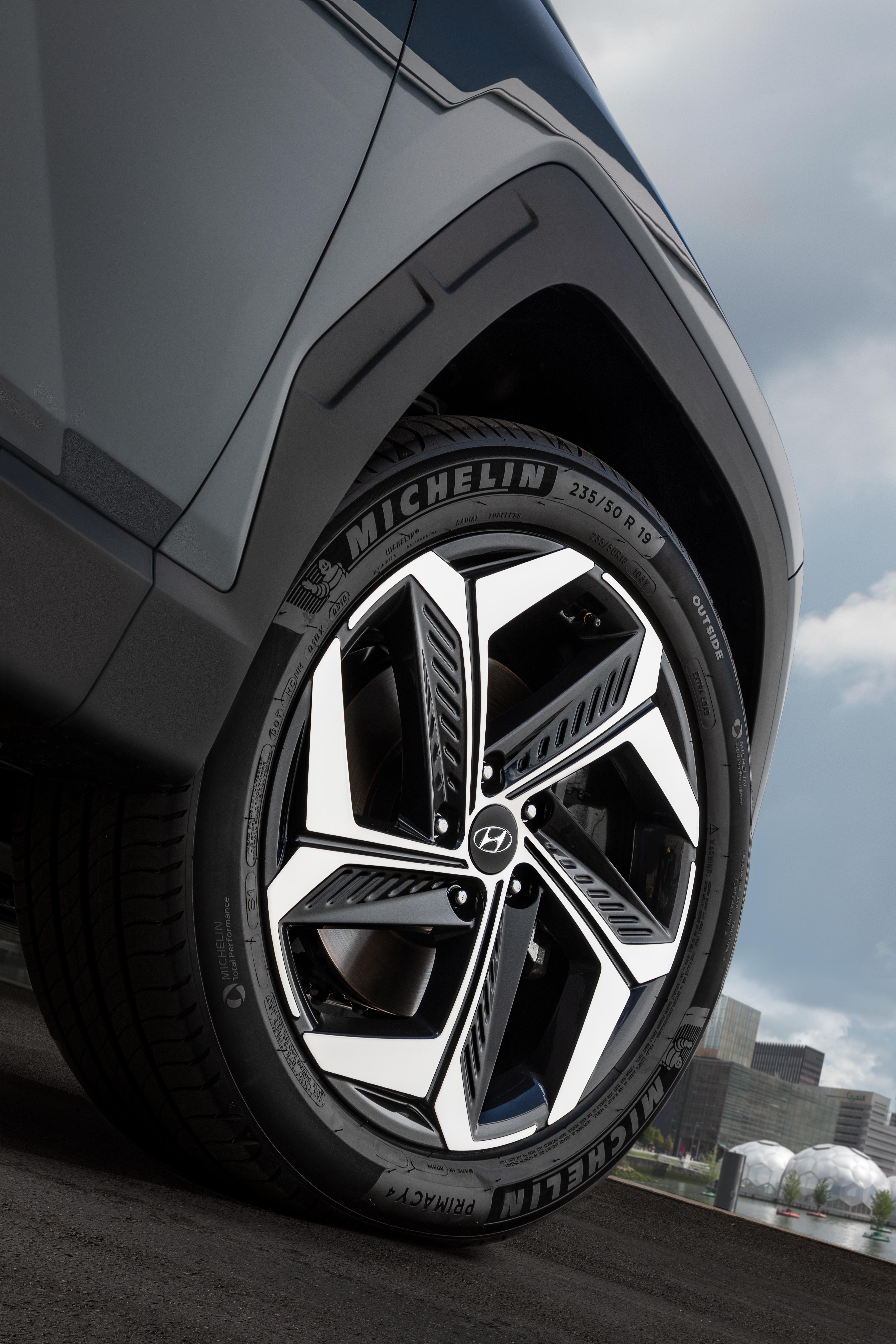 4410x6615 Hyundai Tucson Hybrid Phone Wallpaper