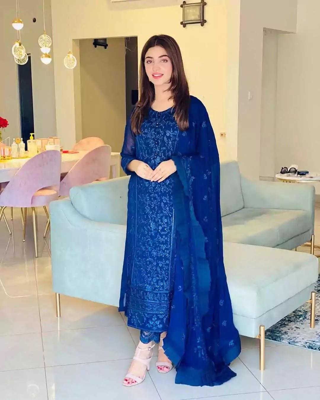 1080x1349 Kinza Hashmi Naughty And Friendly Picture With Her Friend Babar Zaheer