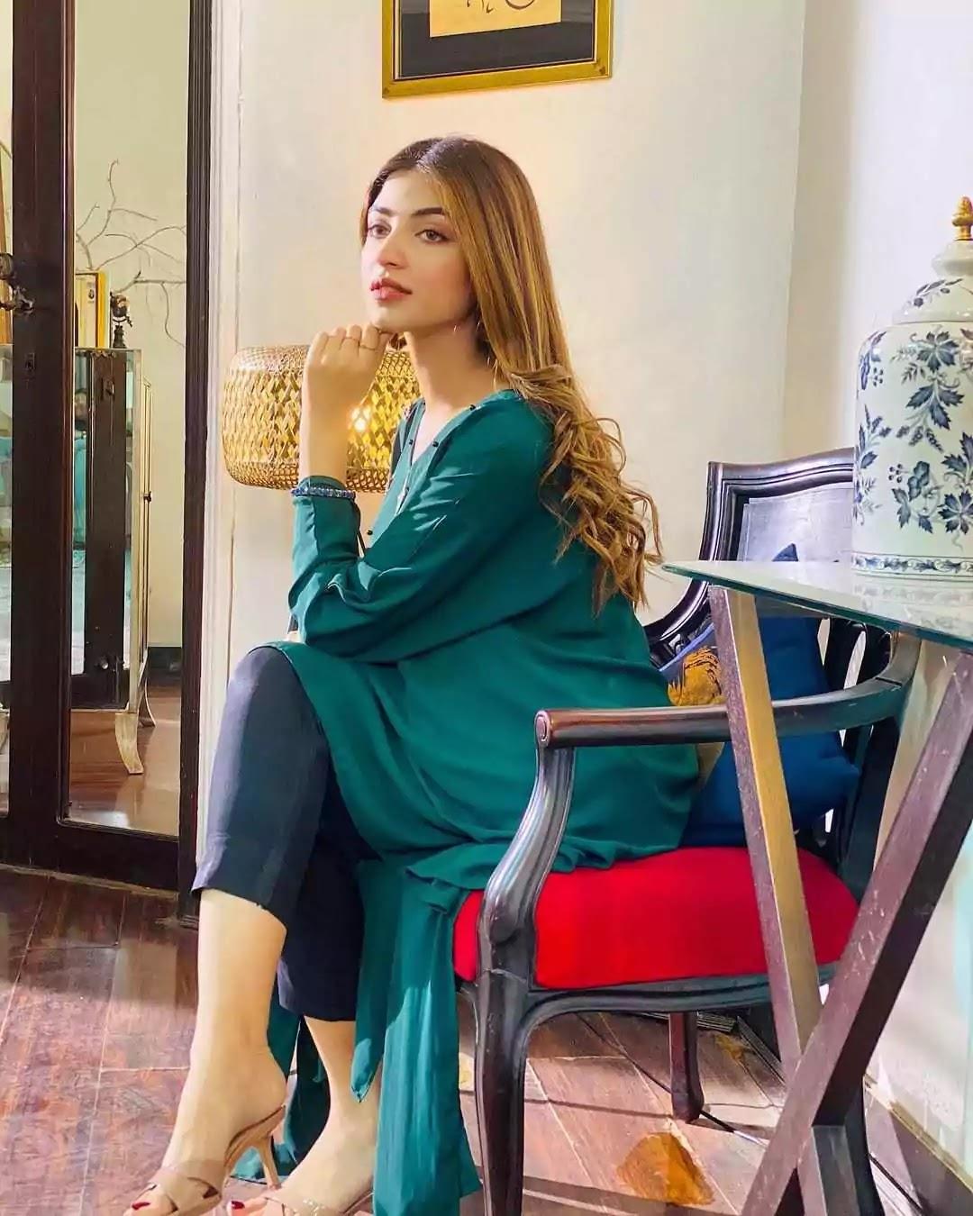 1080x1350 Kinza Hashmi Naughty And Friendly Picture With Her Friend Babar Zaheer