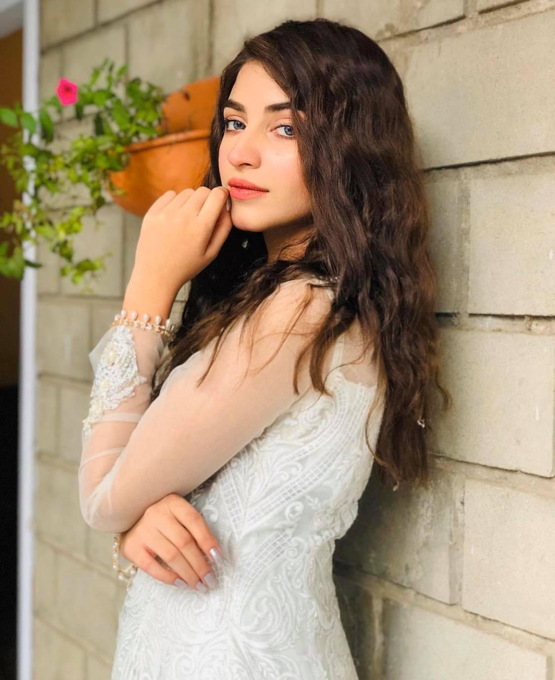 1125x1378 Asian Actresses in Beautiful White Dress. Busty Pakistani Girls Hot Wallpaper in Tradition Dress