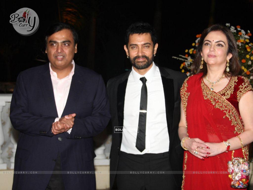 1024x768 Wallpaper with Mukesh and Nita Ambani at Imran Khan and Avantika Malik's Wedding Reception Party at Taj size:1024x768