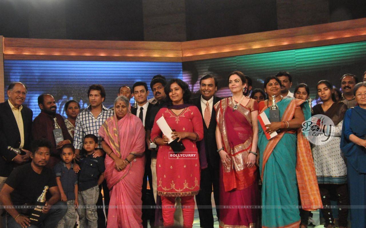 1280x800 Wallpaper Ambani, Nita Ambani, Aamir Khan and Sachin Tendulkar at CNN IBN Heroes Awards size:1280x800