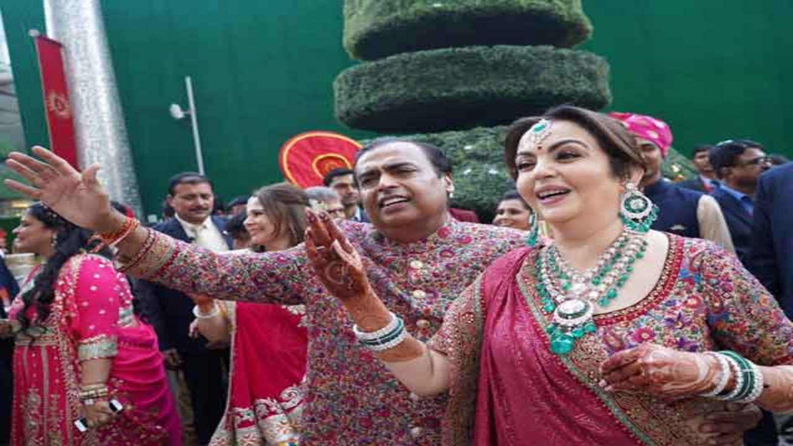 1600x900 Mukesh Ambani: Nita, Mukesh Ambani dance in son Akash's 'baraat'