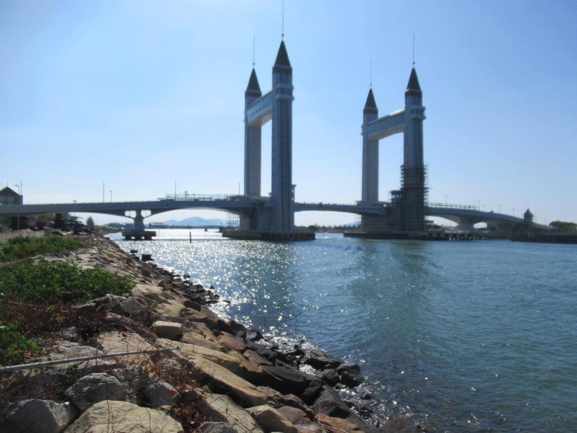 1126x845 BERPETUALANG KE ACEH: Terengganu river and the 'tower bridge'