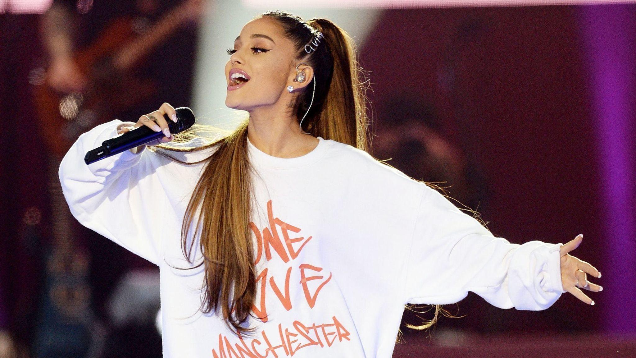 2048x1152 The Definitive Naughty or Nice List: Celebrity Edition
