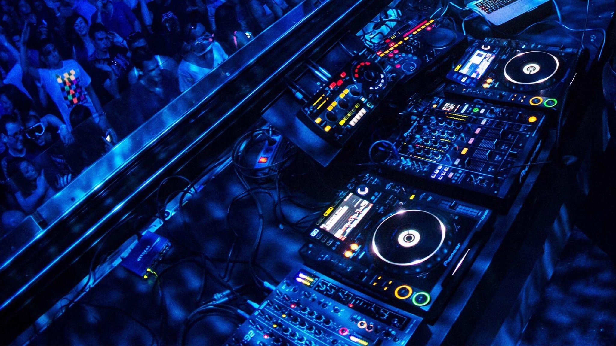 2048x1152 DJ Controller Wallpaper