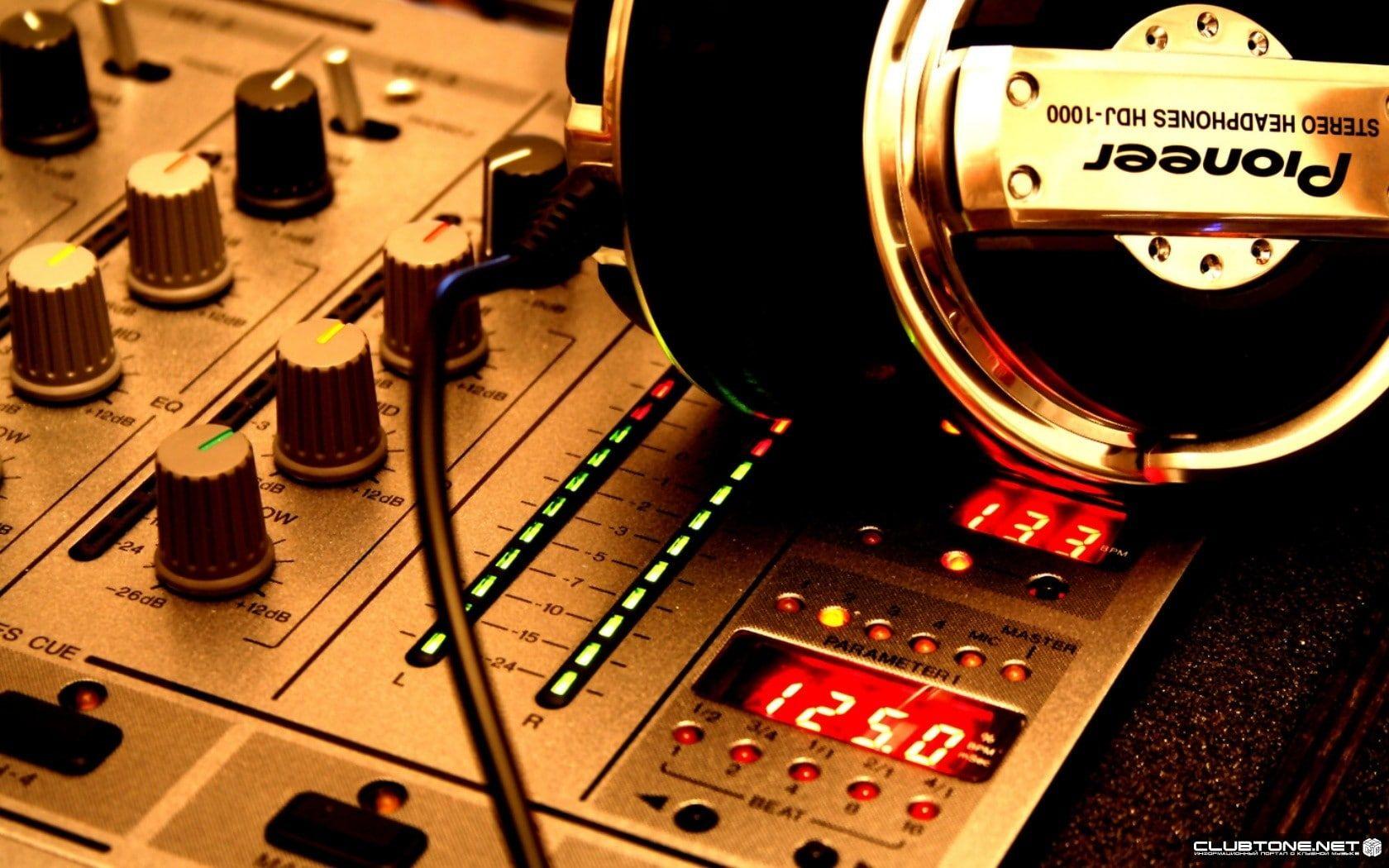 1680x1050 technology pioneer (logo) #headphones #DJ #audio mixing consoles P # wallpaper #hdwallpaper #desktop. Dj, Pantalla pioneer, Mezcla de musica