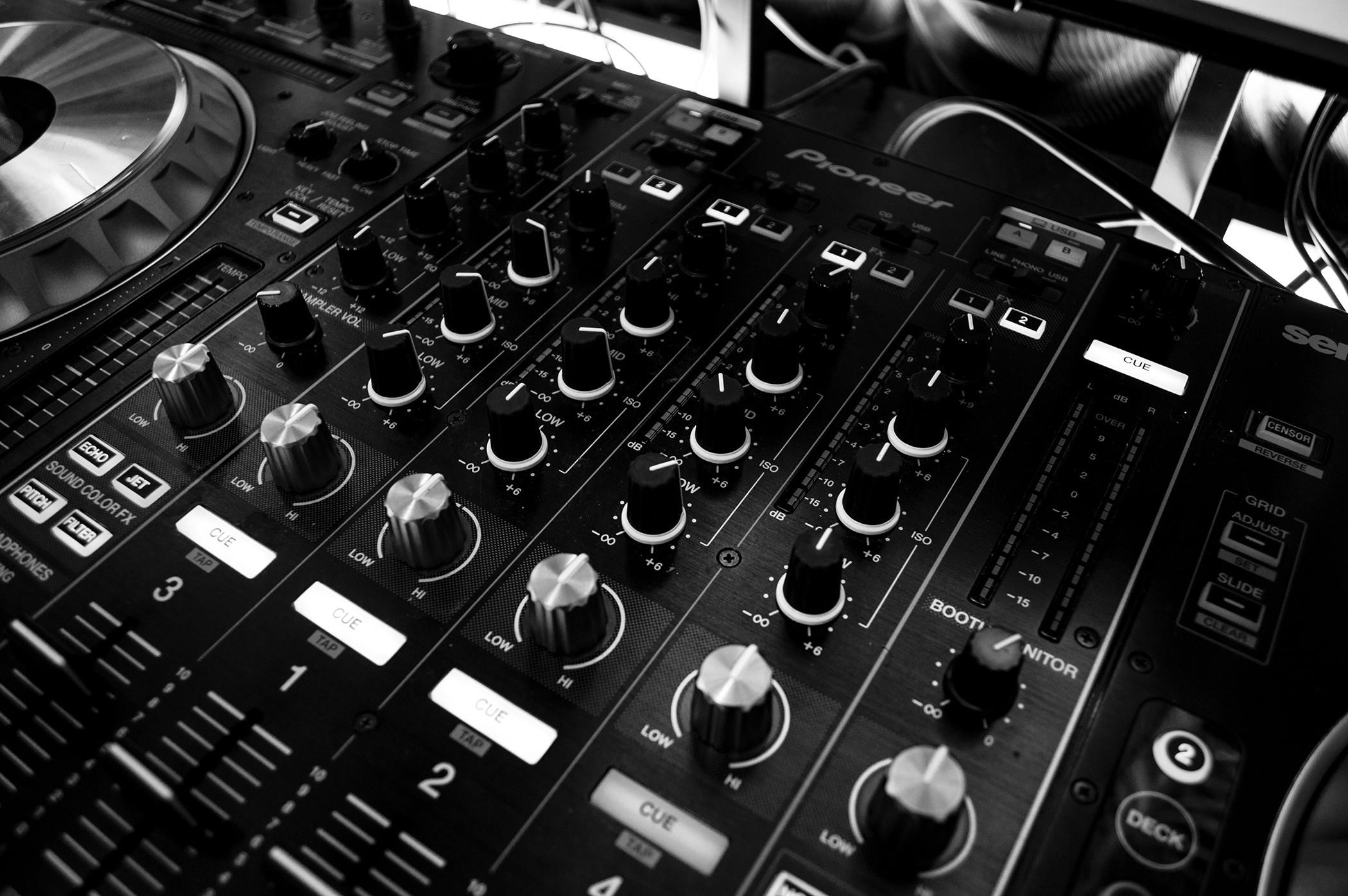 2100x1396 Mixer Dj Musik Schwarz WeiãŸ Audio Panel Wallpaper Dj