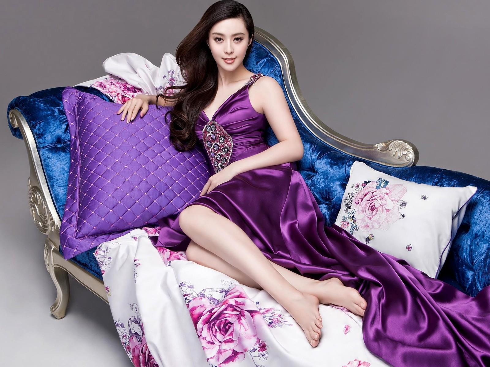 1600x1200 Purple Lady Wallpaper