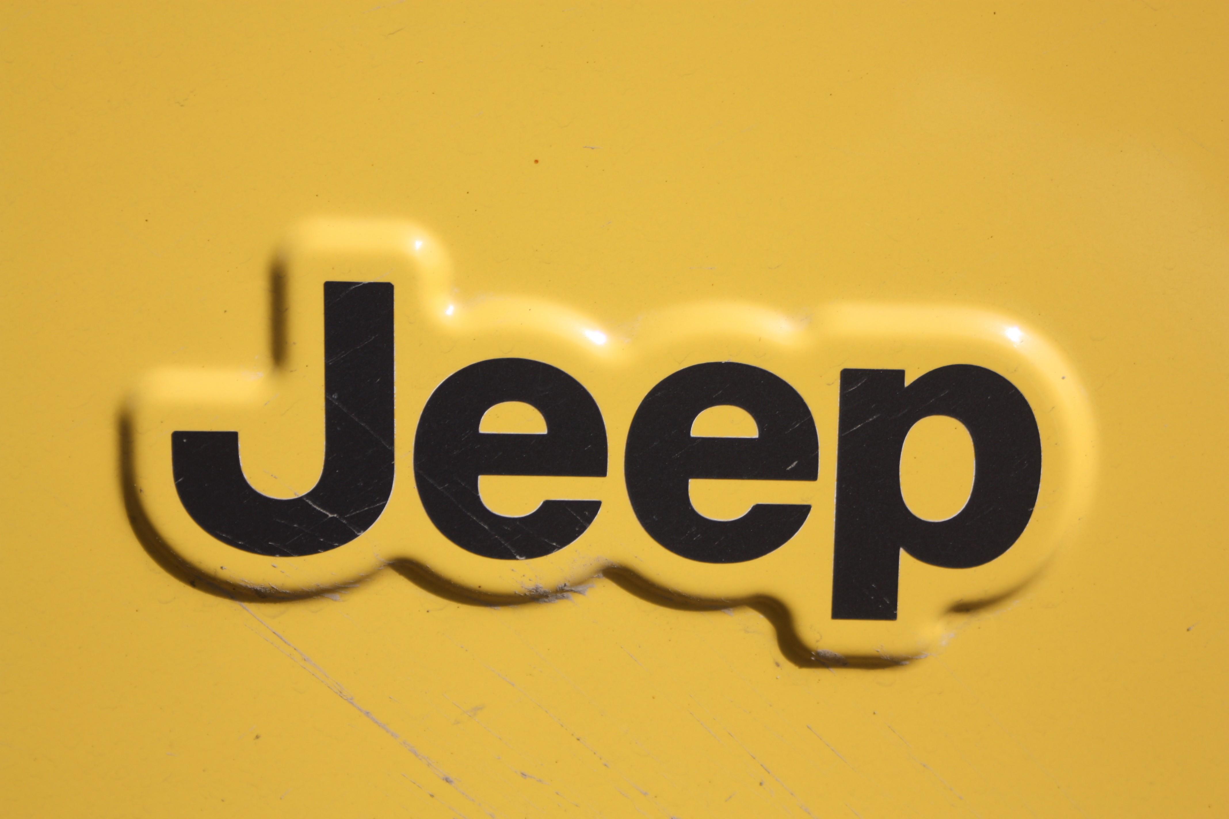 4272x2848 Jeep Logo Wallpaper