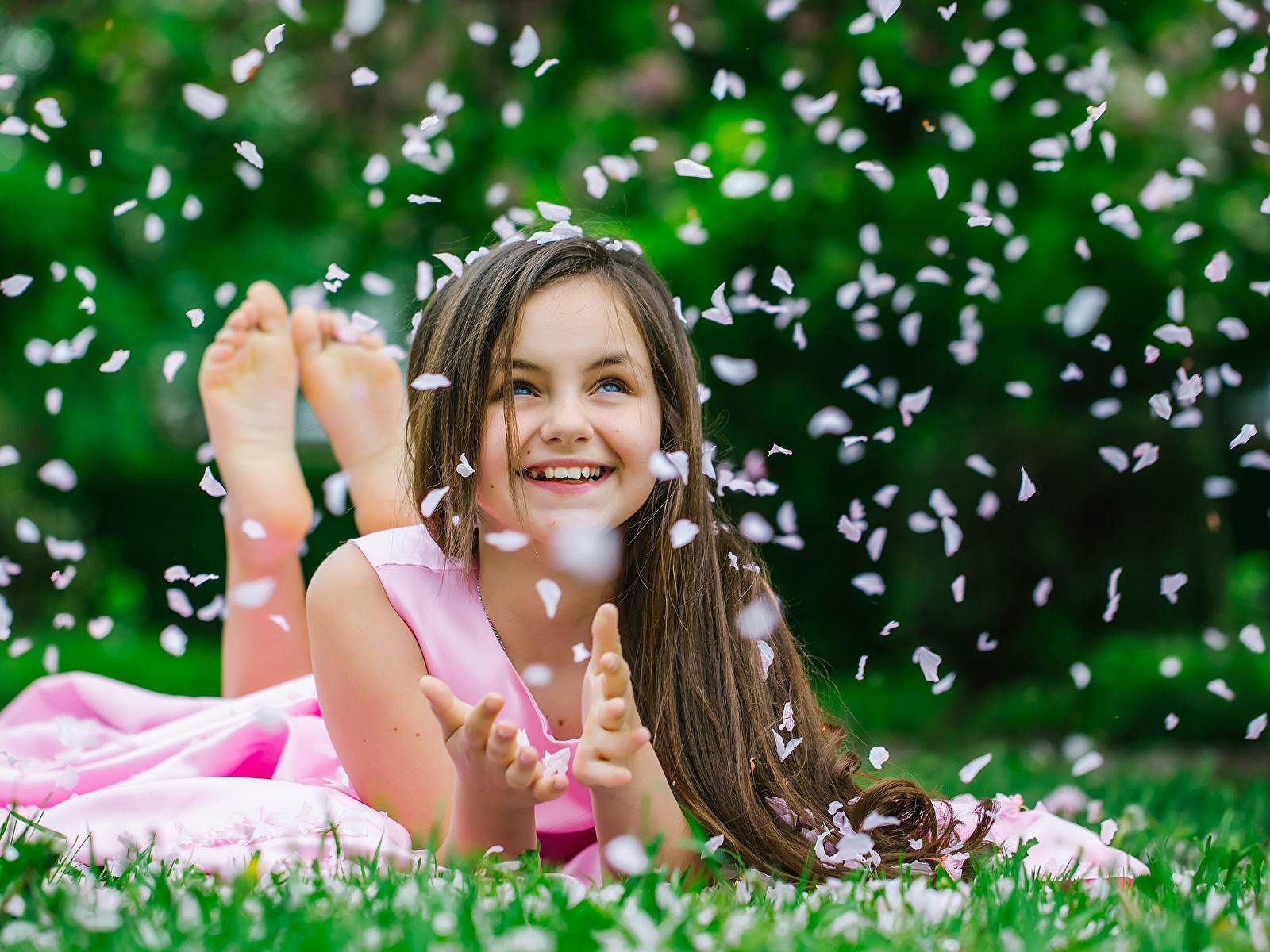 1600x1200 Smile Cute Baby Girl