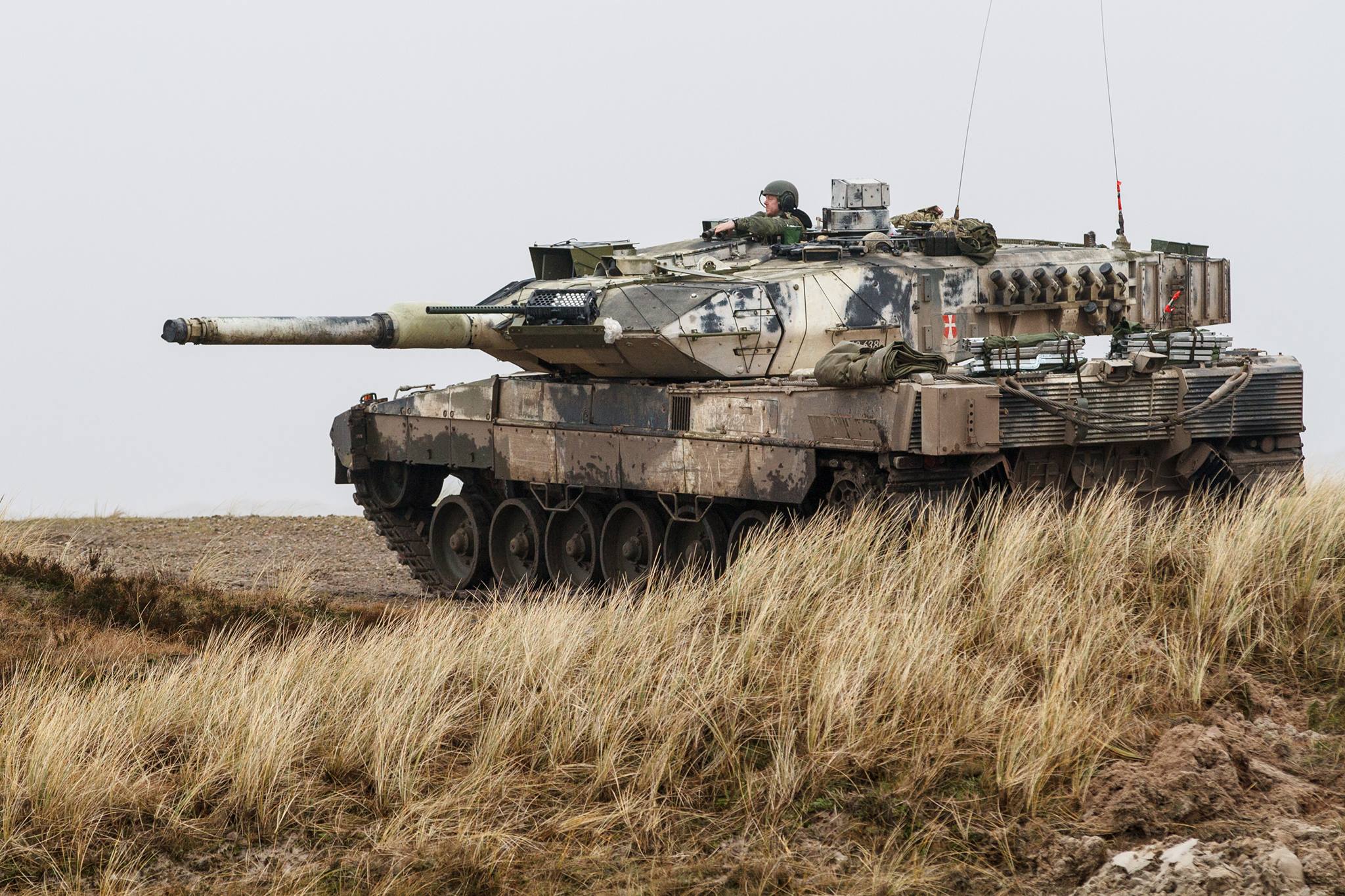 2048x1365 Leopard 2 Military Power: HD Tank Wallpaper