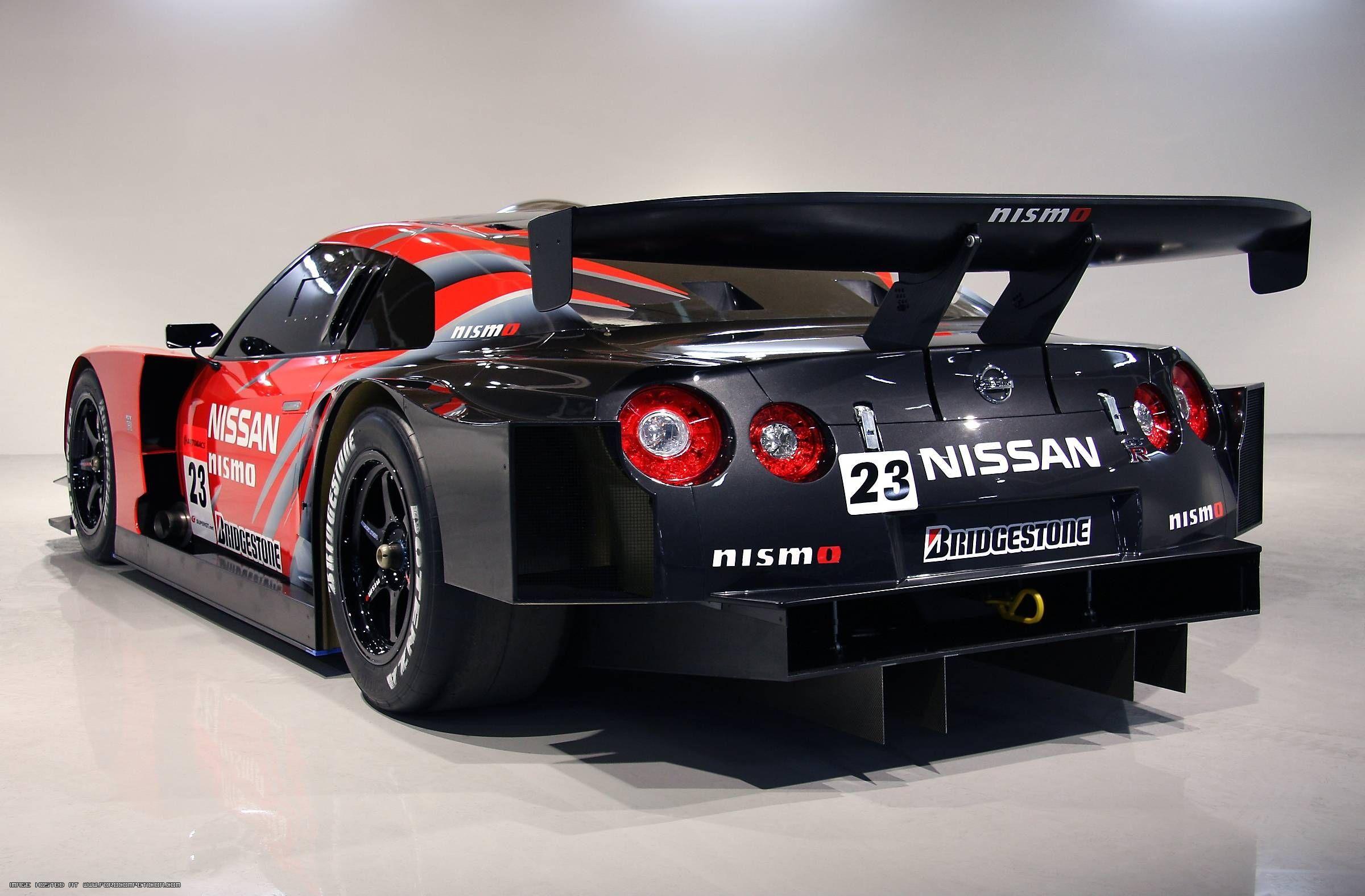 2400x1575 Nissan GT R Wallpaper