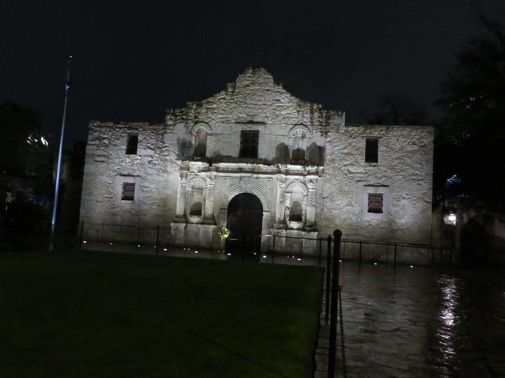 1024x768 The Alamo, San Antonio, Texas. The Alamo Mission in San Ant