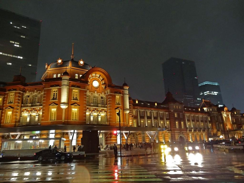 1024x768 Tokyo Station in the Rain. Tokyo Station has been restored