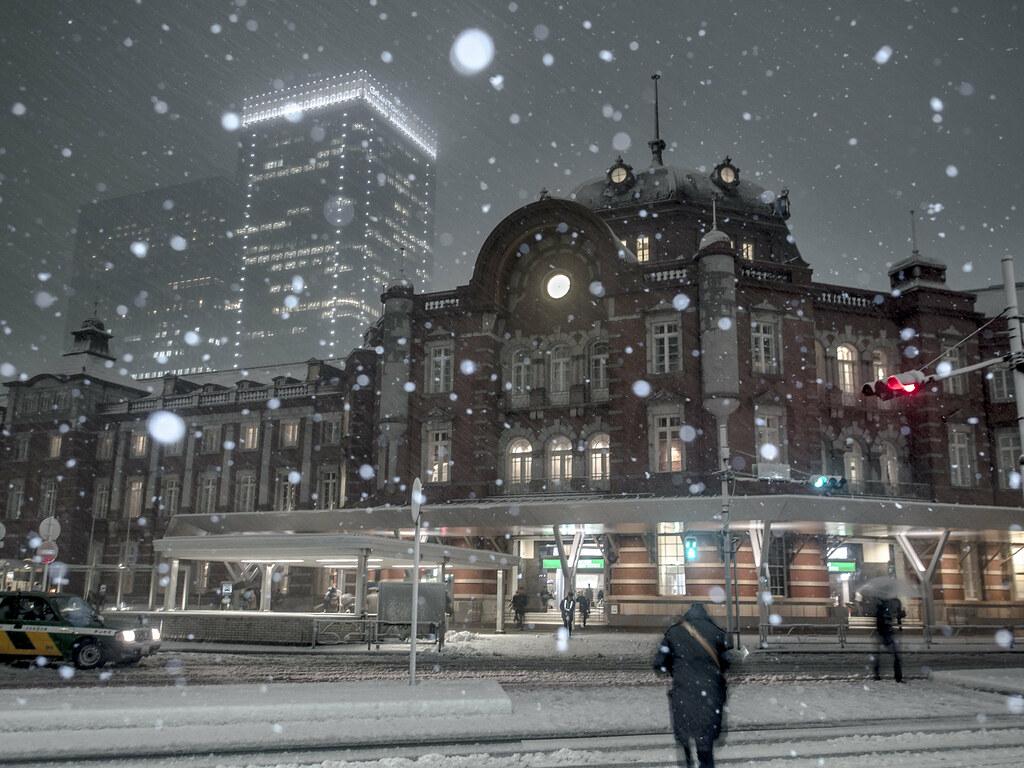 1024x768 Snow Falling On Tokyo Station. OLYMPUS OM D E M M.ZUIKO D