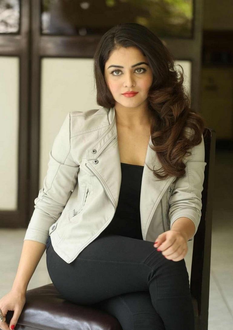 770x1091 Wamiqa Gabbi Hot Navel Pics Bikini New Saree Wallpaper