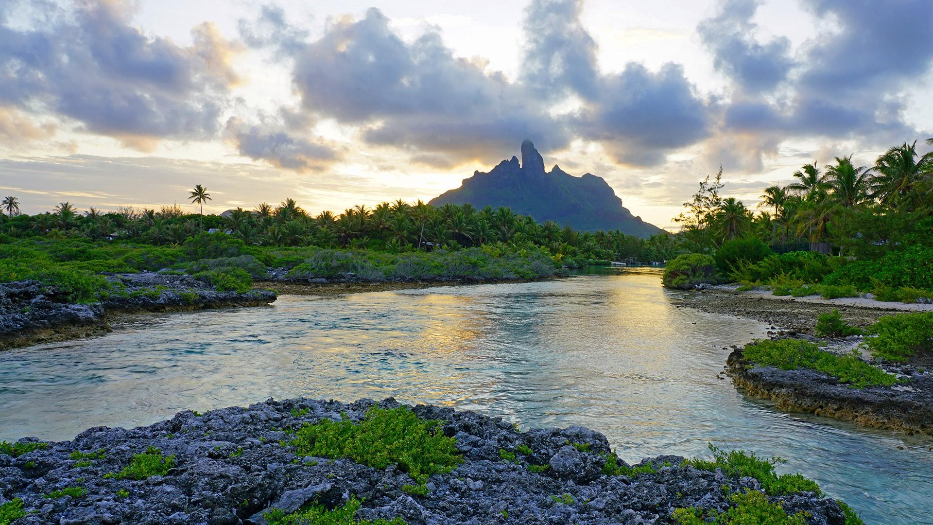1920x1080 Sunset view of the Mont Otemanu mountain in Bora Bora, French Polynesia. Windows 10 Spotlight Image