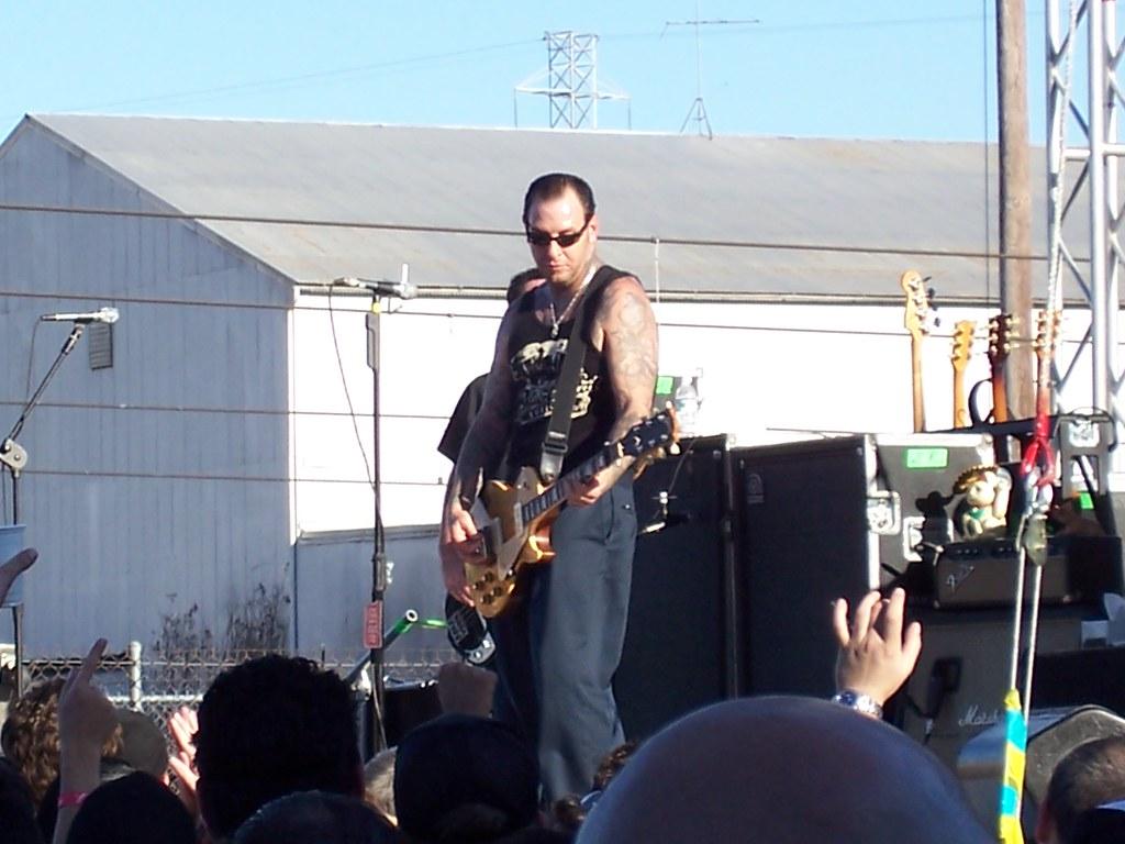 1024x768 Mike Ness. Social Distortion rockin the stage!