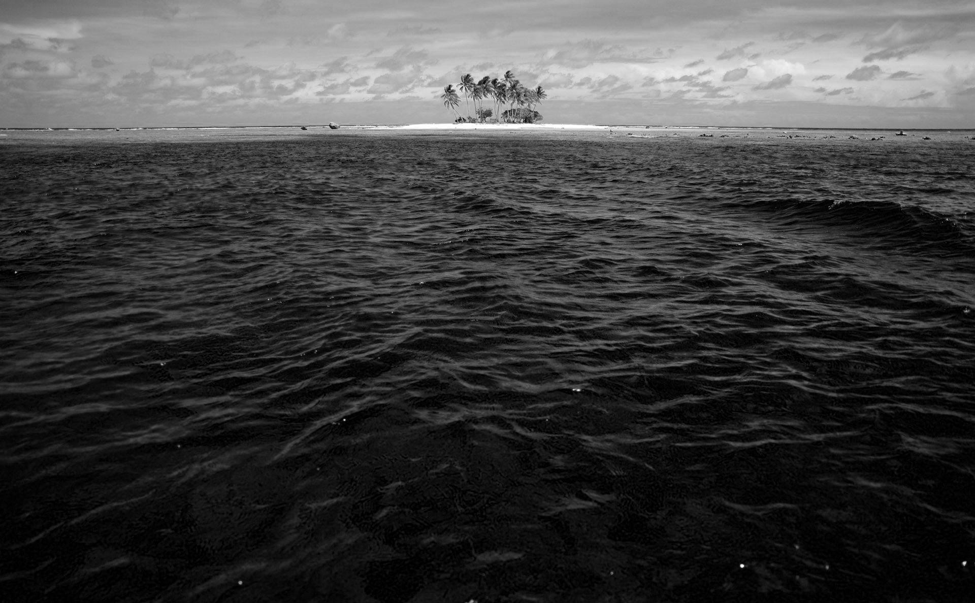 1920x1188 Black Water Wallpaper