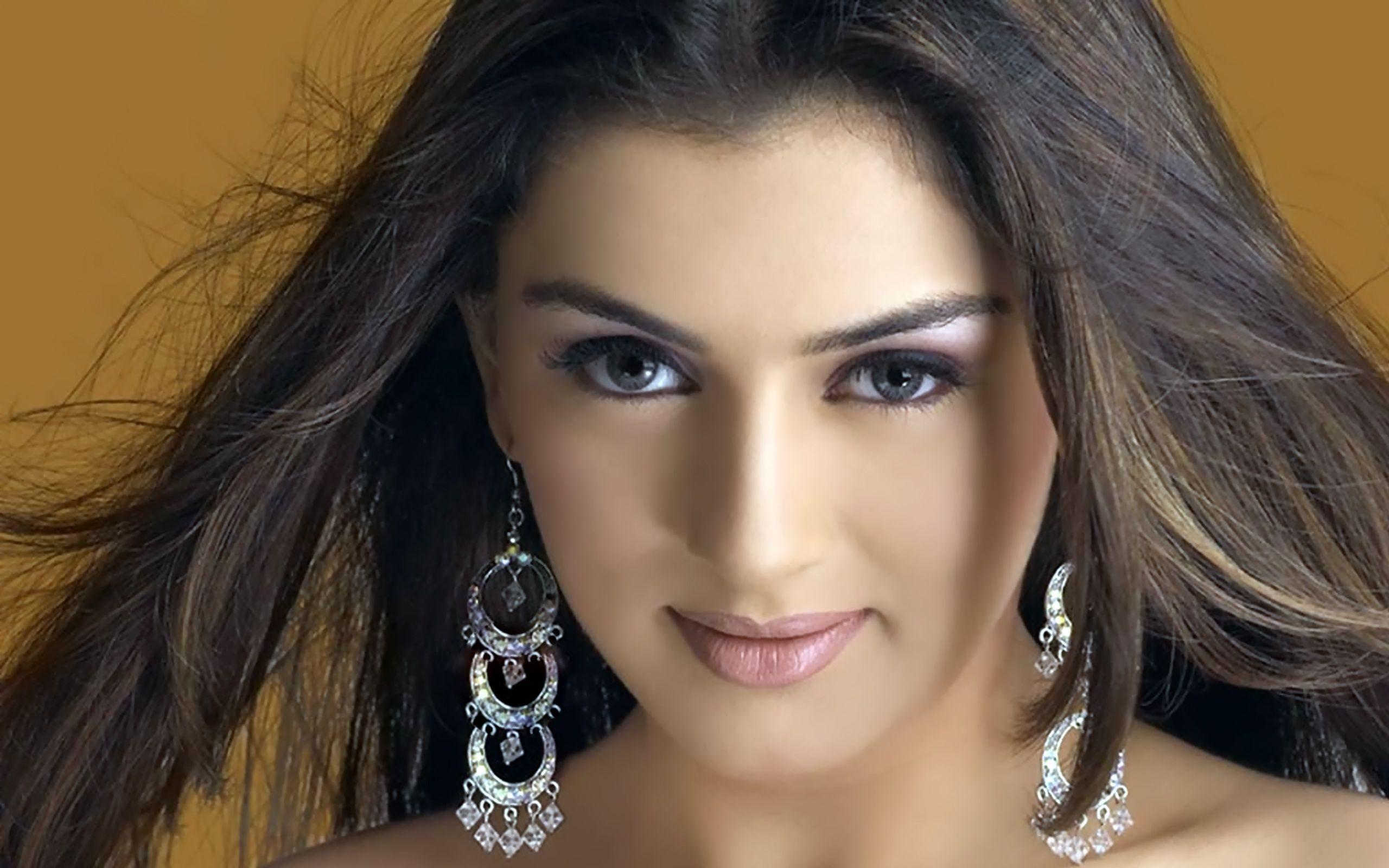 2560x1600 Hansika Motwani Wallpaper High Resolution and Quality Download