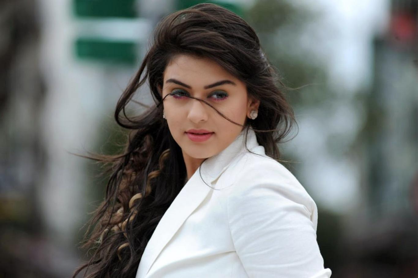 1366x909 Download Hansika Motwani in Dark Brown Dress Wallpaper HD FREE