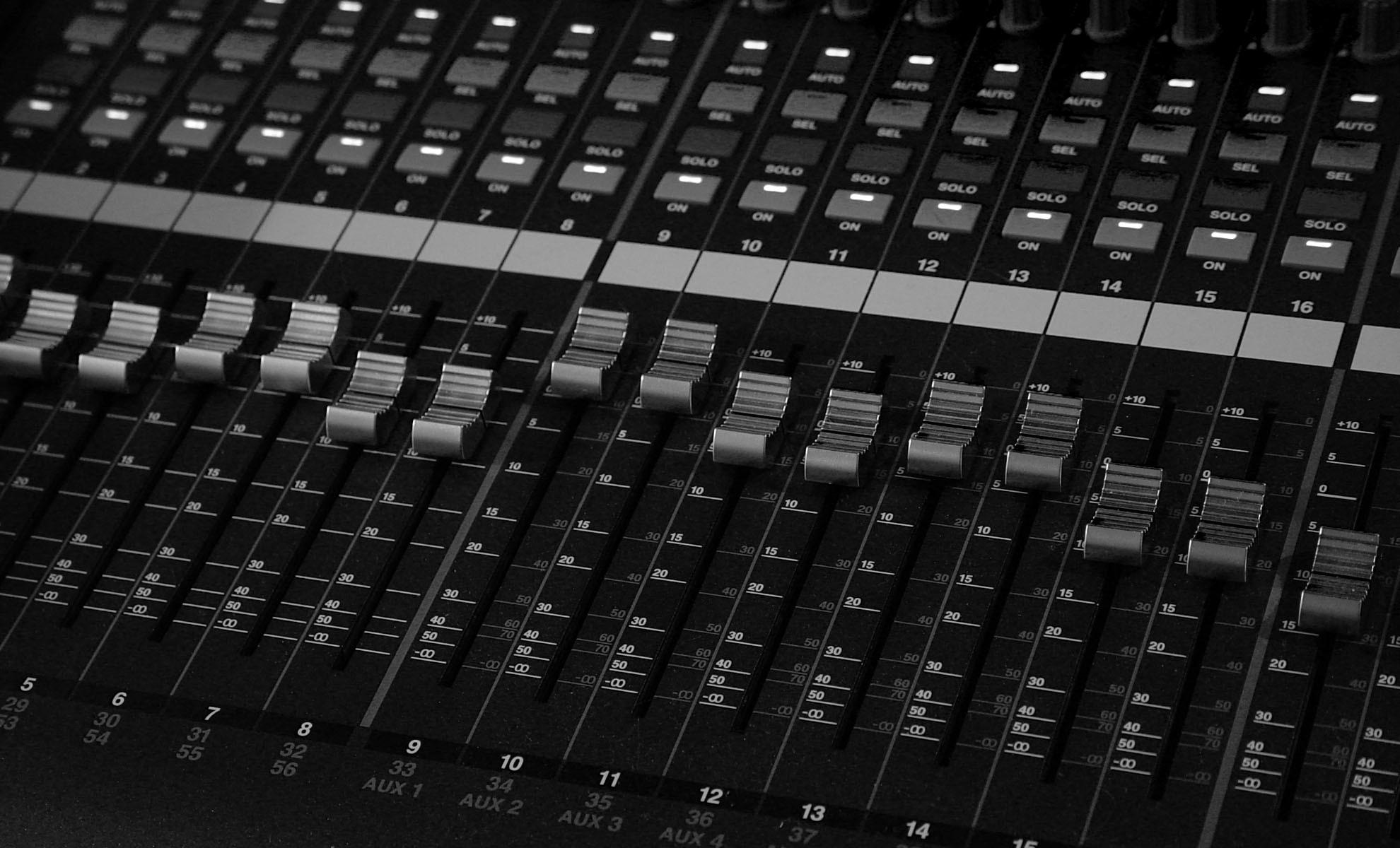 1980x1200 Yamaha O2R96 Mixing Console