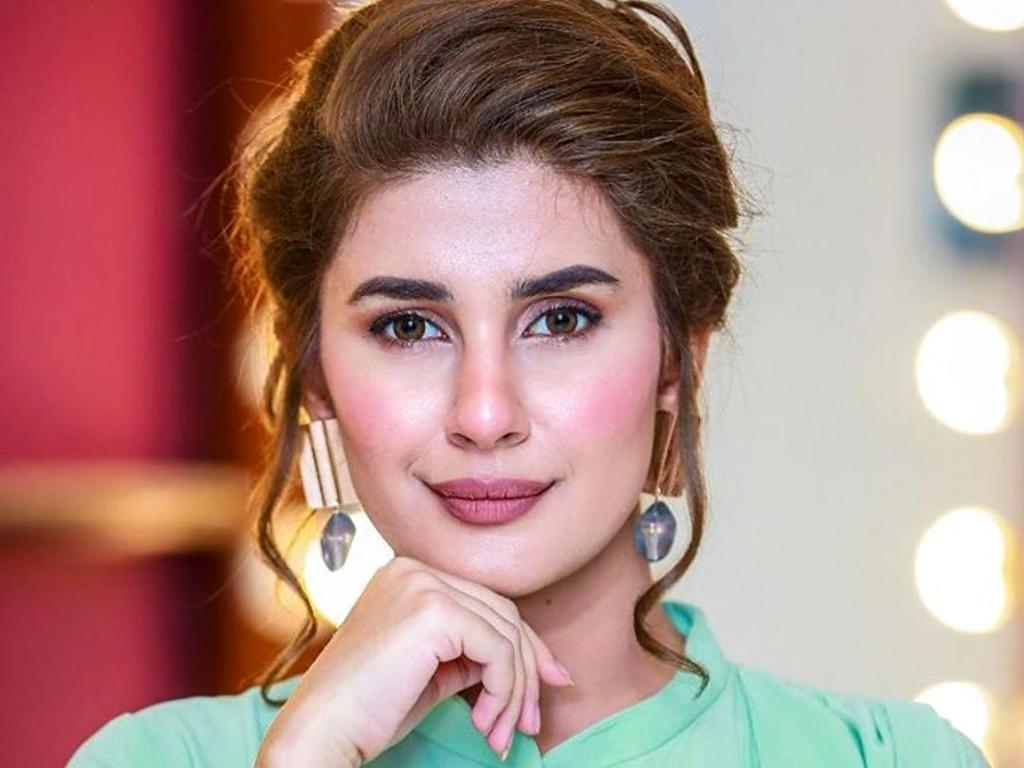 1024x768 Kubra Khan Wallpaper