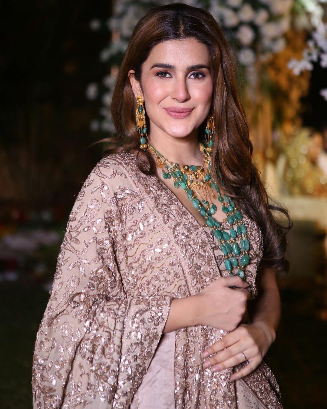 1080x1349 Kubra Khan Wallpaper
