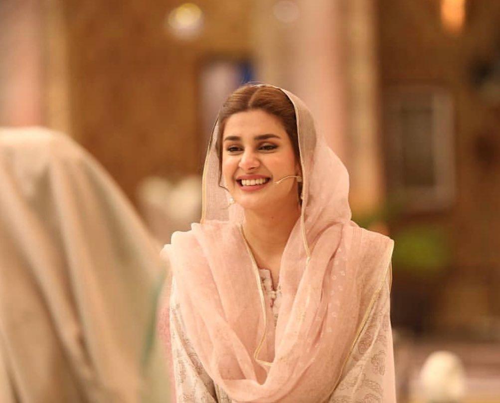 1003x809 Kubra Khan Wallpaper
