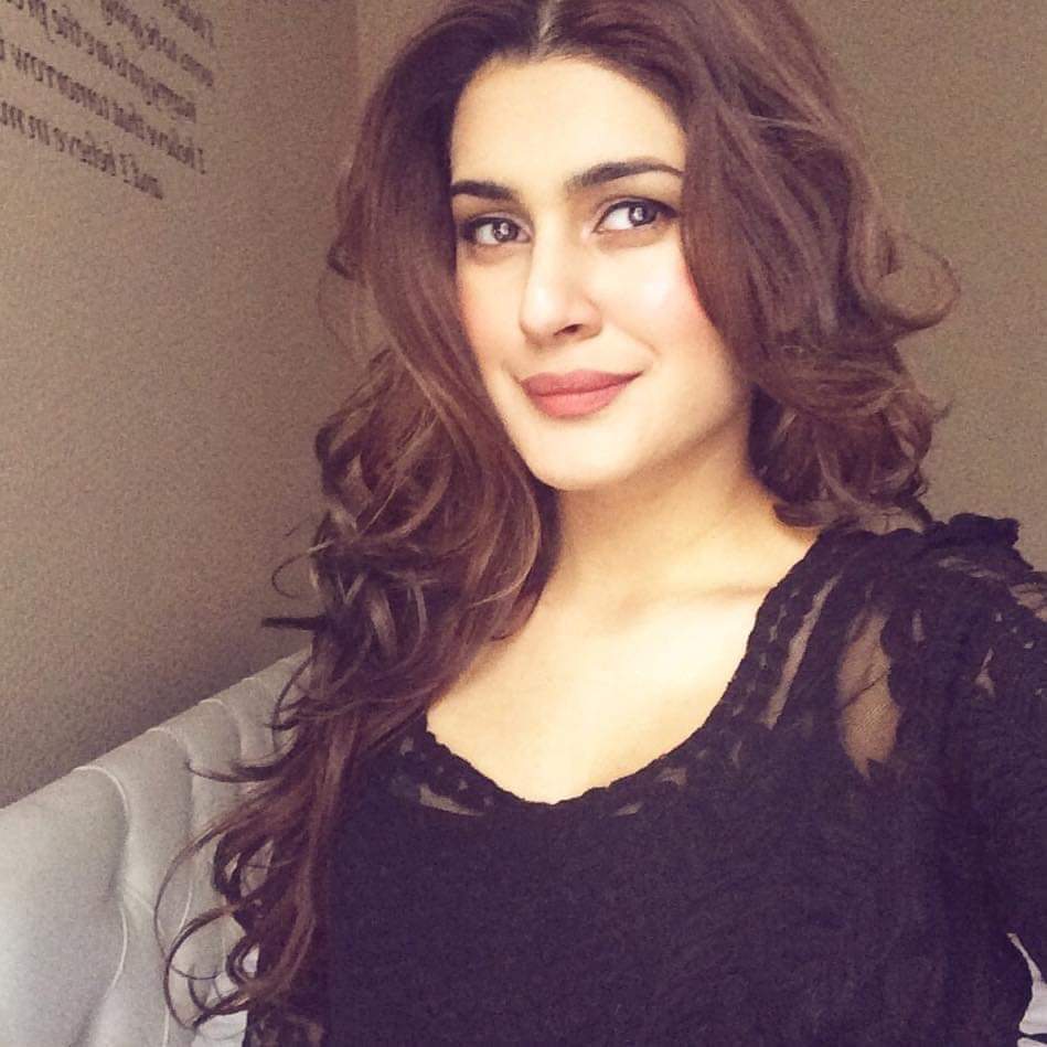 949x949 Most Mesmerizing Picture of Kubra Khan on Internet