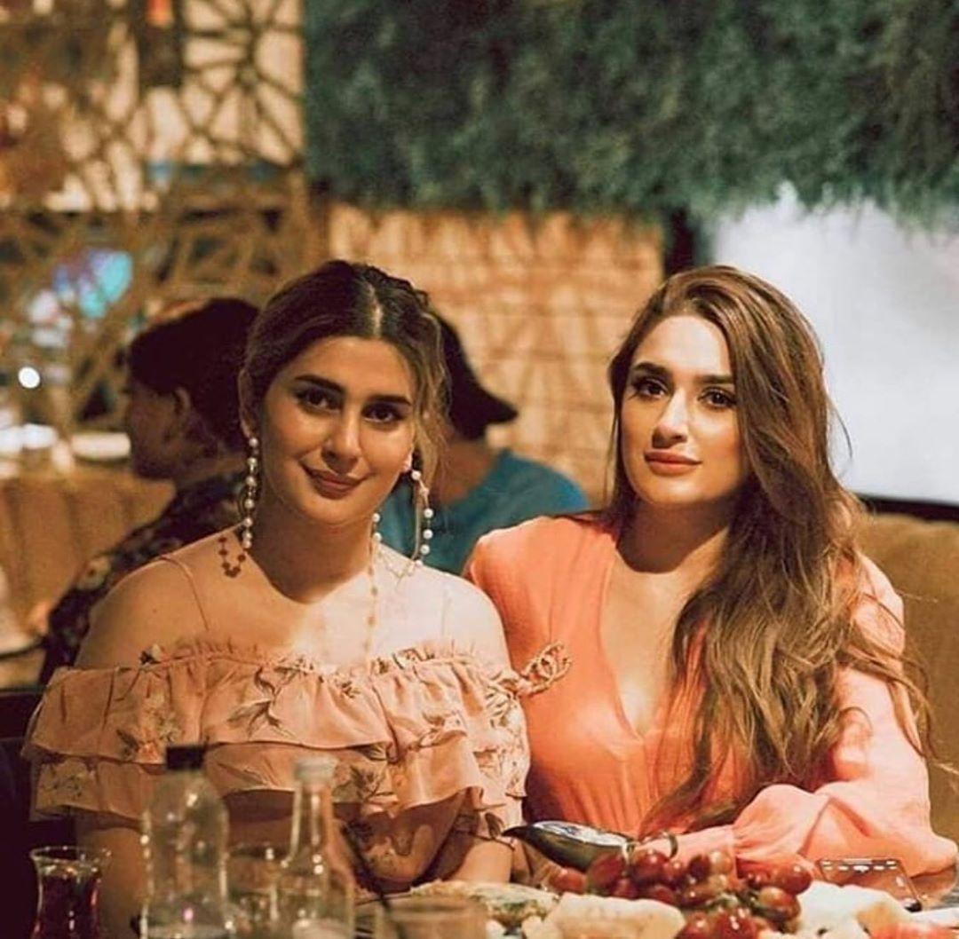 1080x1058 Gorgeous Kubra Khan Picture with her Sister in London