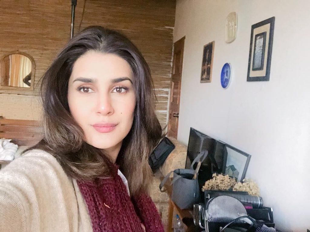 1024x768 Sunkissed Photo of Kubra Khan