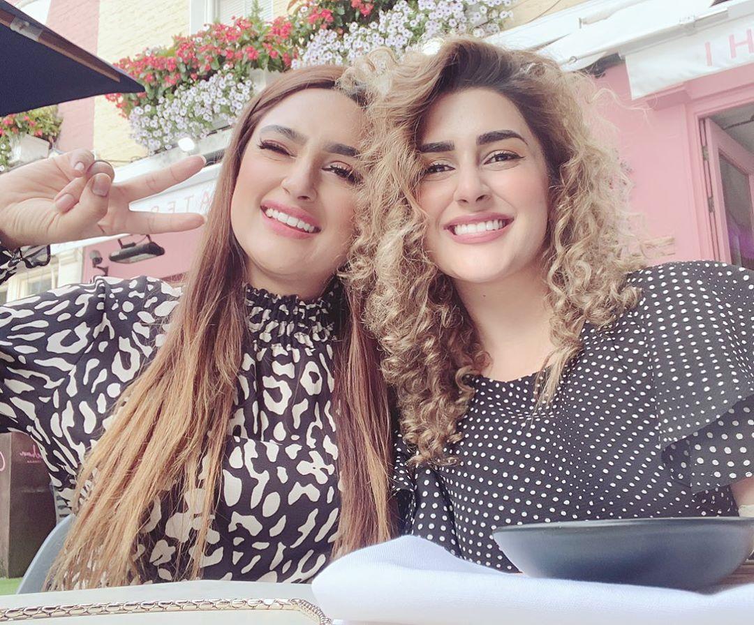1080x896 Gorgeous Kubra Khan Picture with her Sister in London