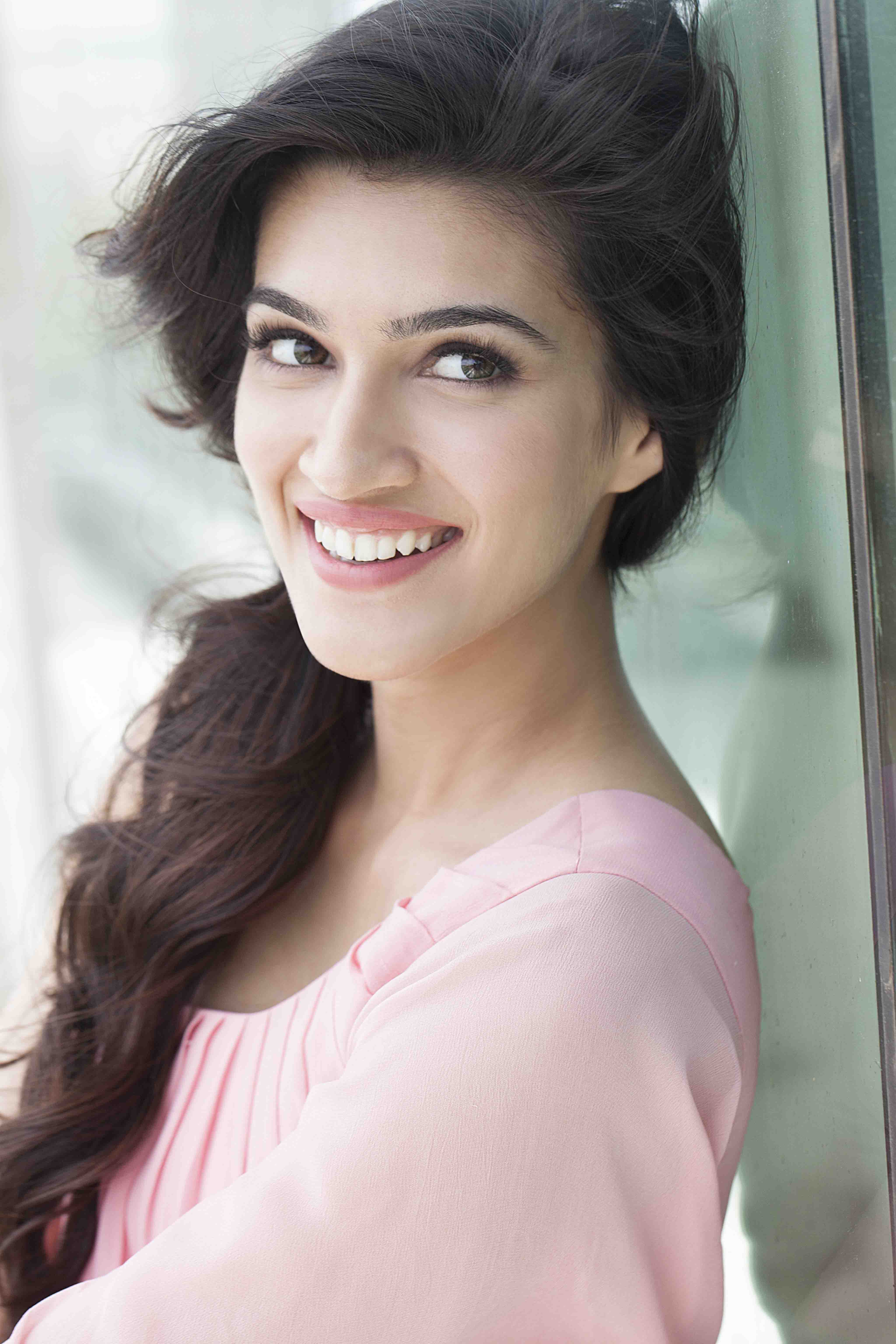 4096x6144 Kriti Sanon Mobile Wallpaper