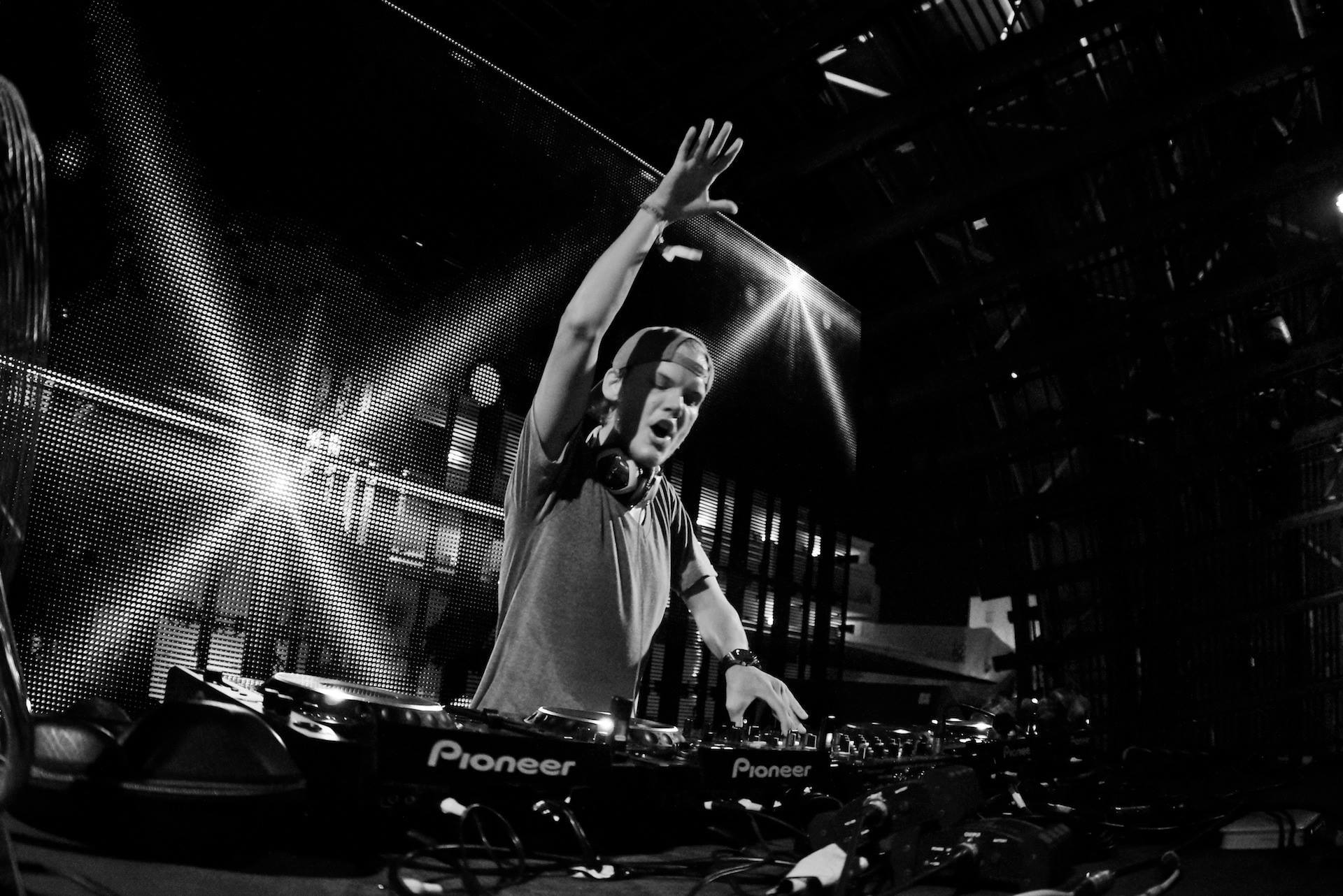 1920x1282 Wallpaper Music, Avicii, DJ, Black and White background