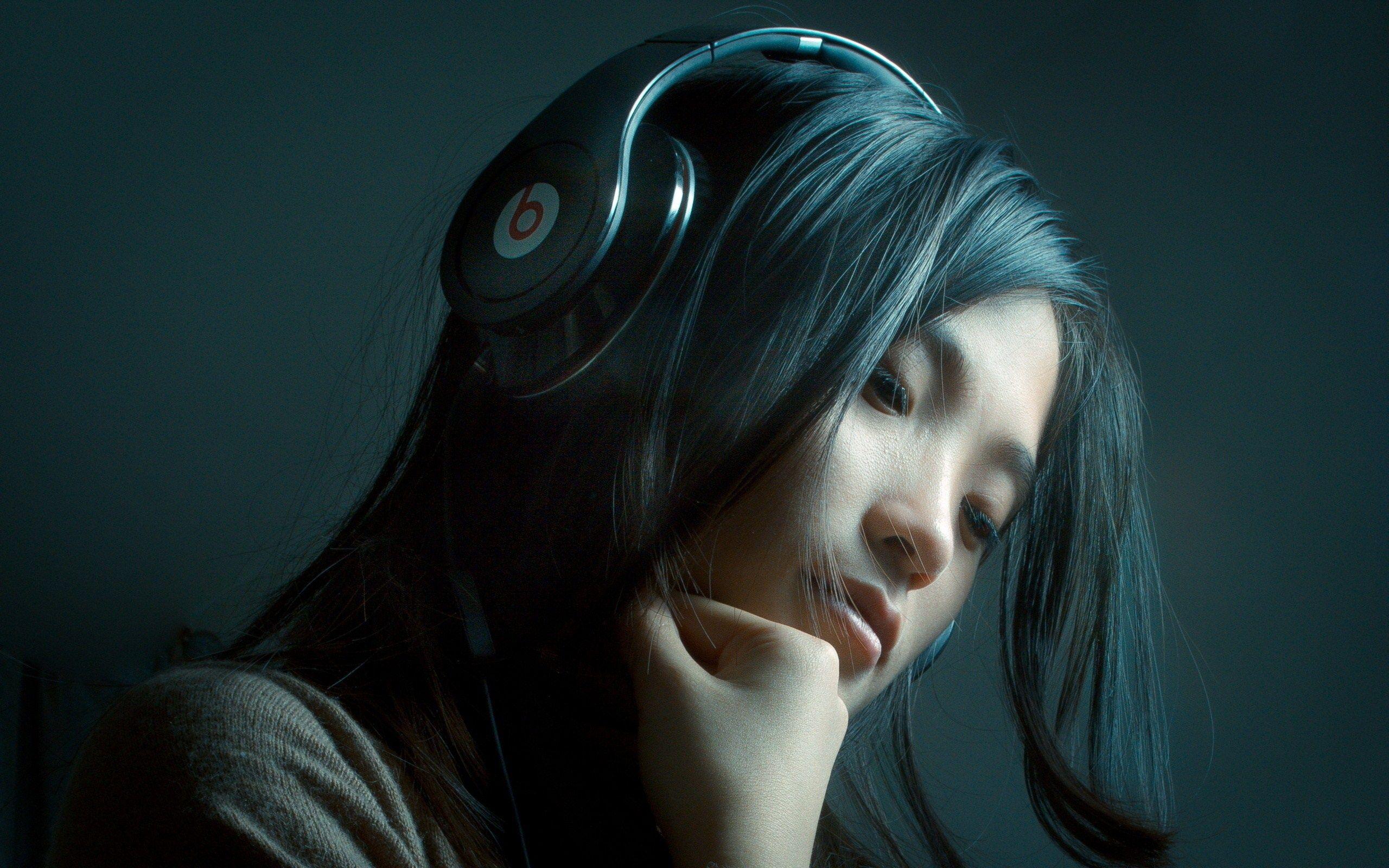 2560x1600 Headphones Women Wallpaper