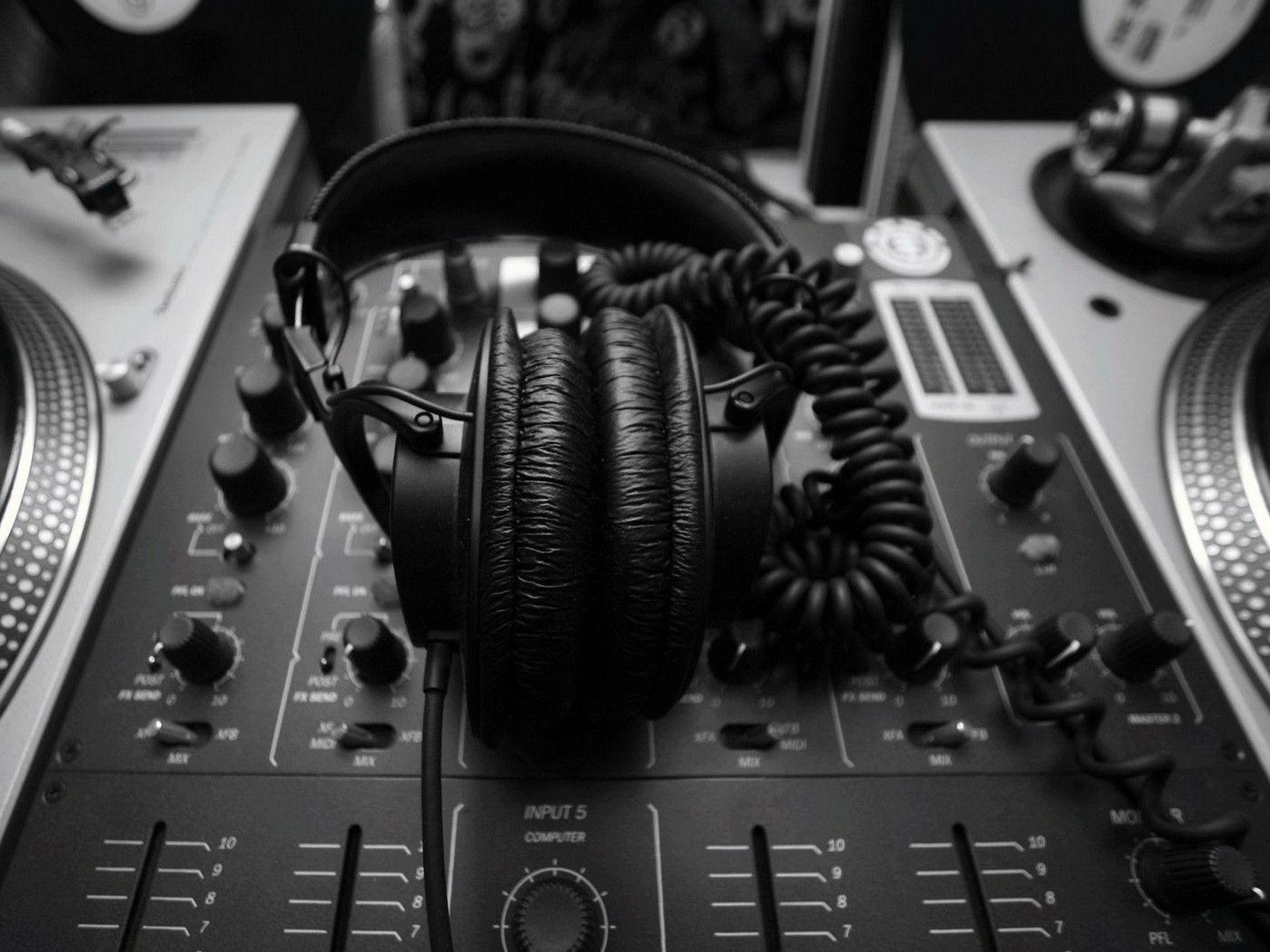 1600x1200 DJ Mixer Wallpaper