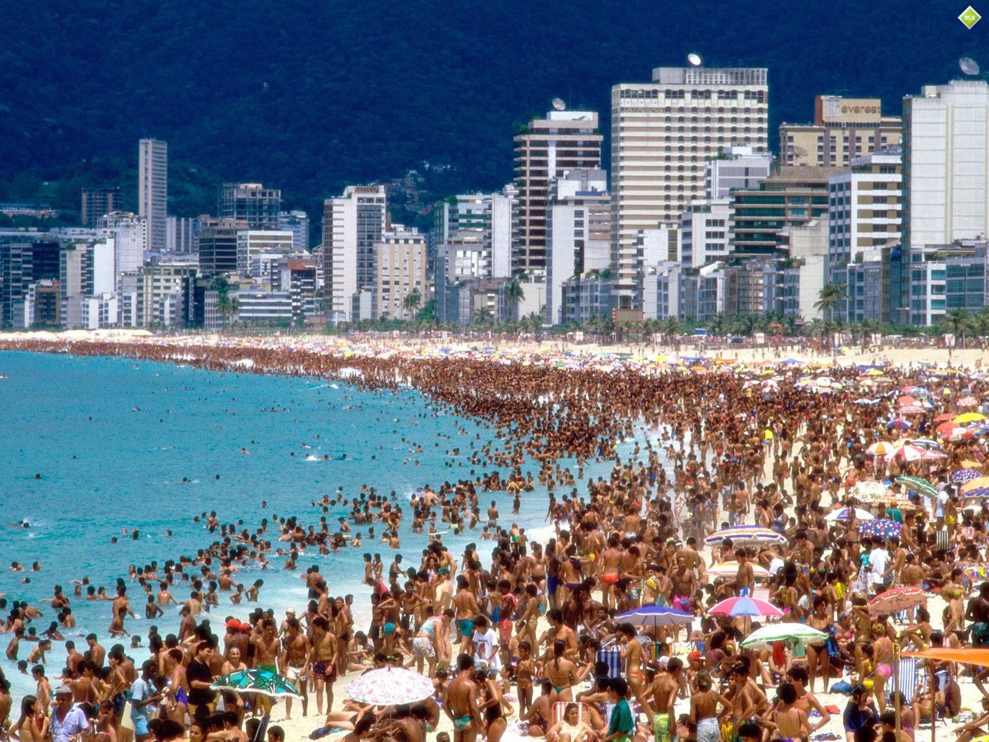 3200x2400 Crowded beach HD wallpaper