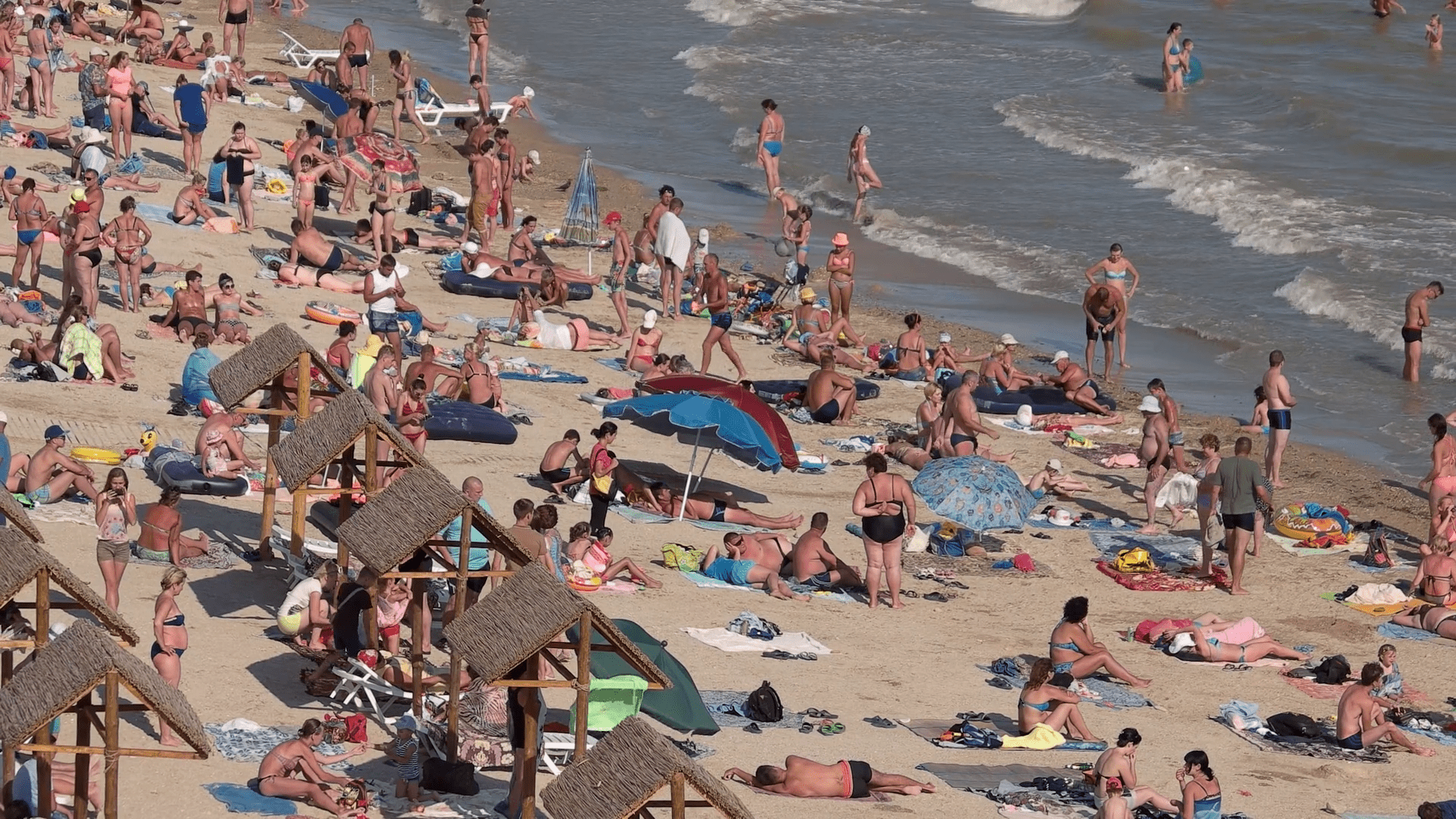 1920x1080 Crowded Beach, Daytime. People At The Seaside. Stock Video Footage 00:18 SBV 314463542