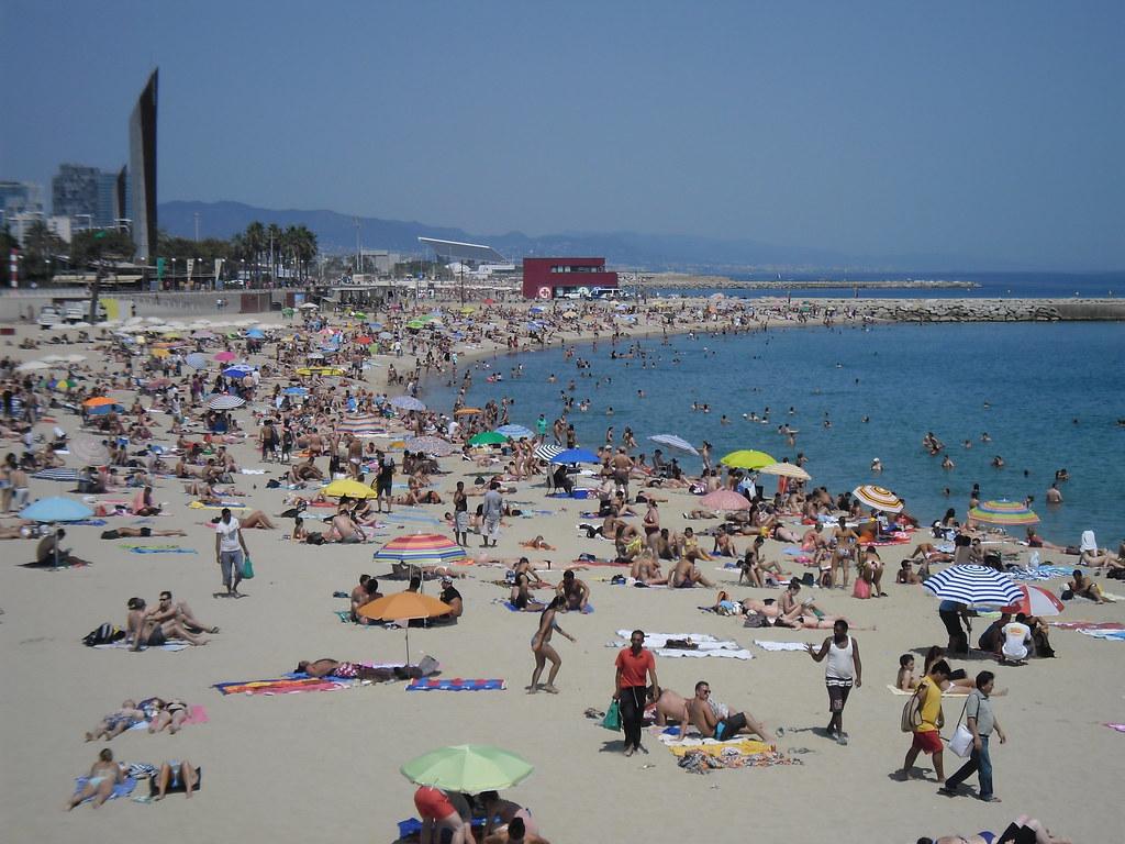 1024x768 Crowded Beach During Summ. Oh