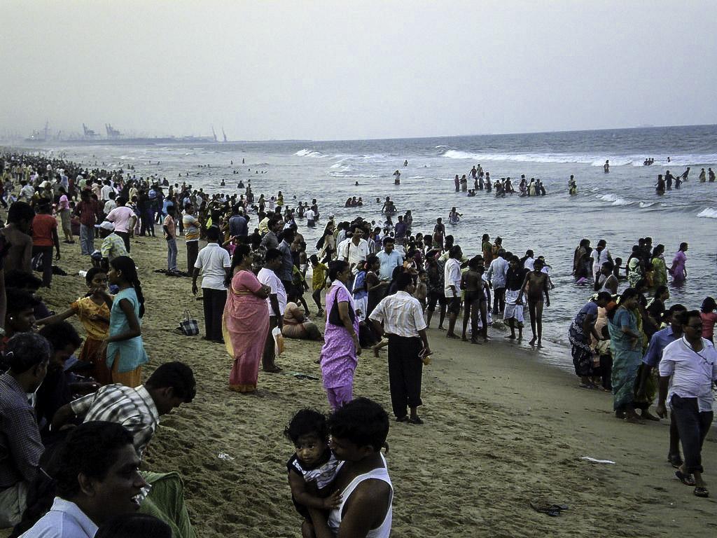 1024x768 Crowd at the beach in the evening in Chennai, India image Domain photo