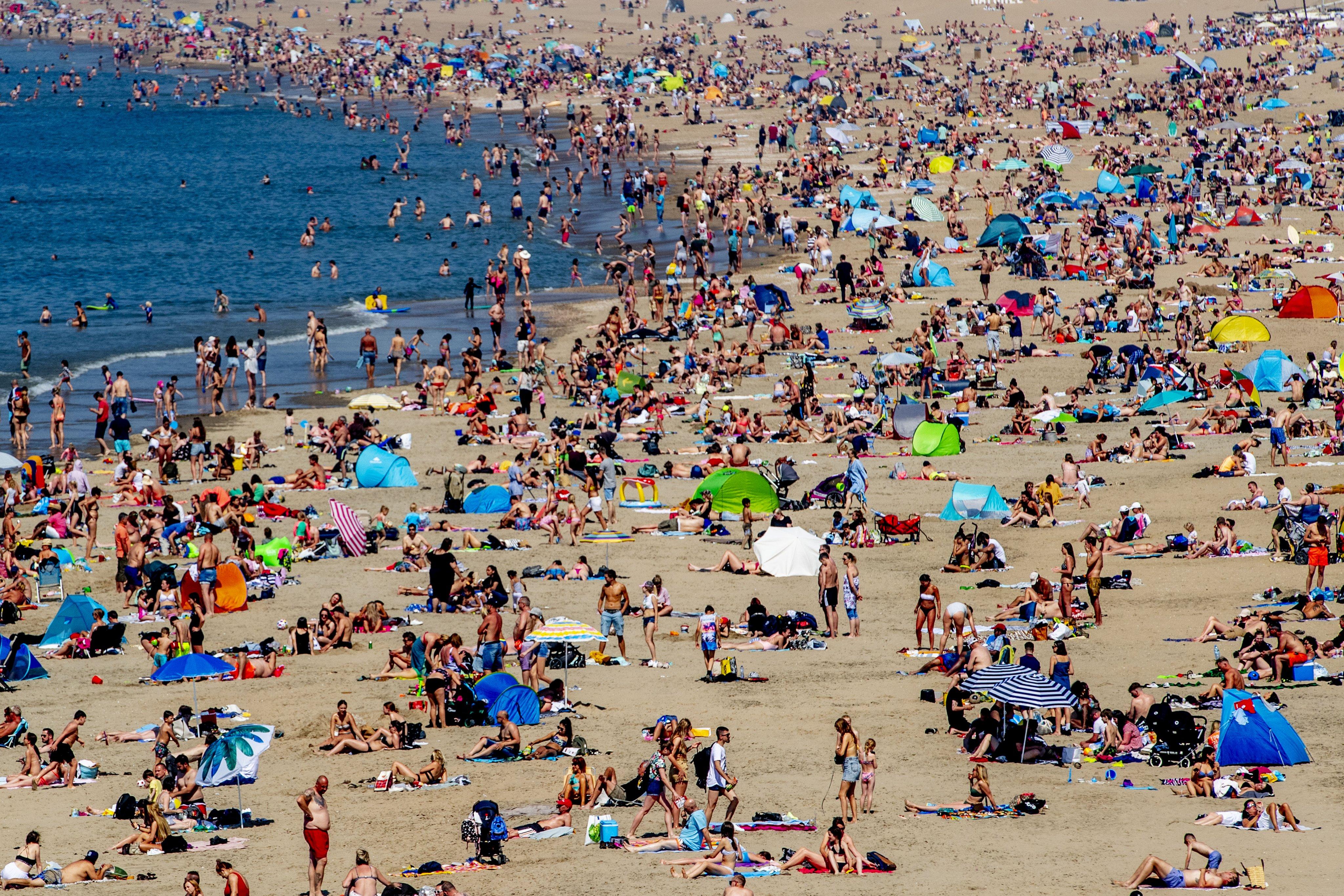 4096x2731 People's Daily, China flock to the beach during the beautiful weather in Scheveningen, Netherlands. Photo were taken on May 2020