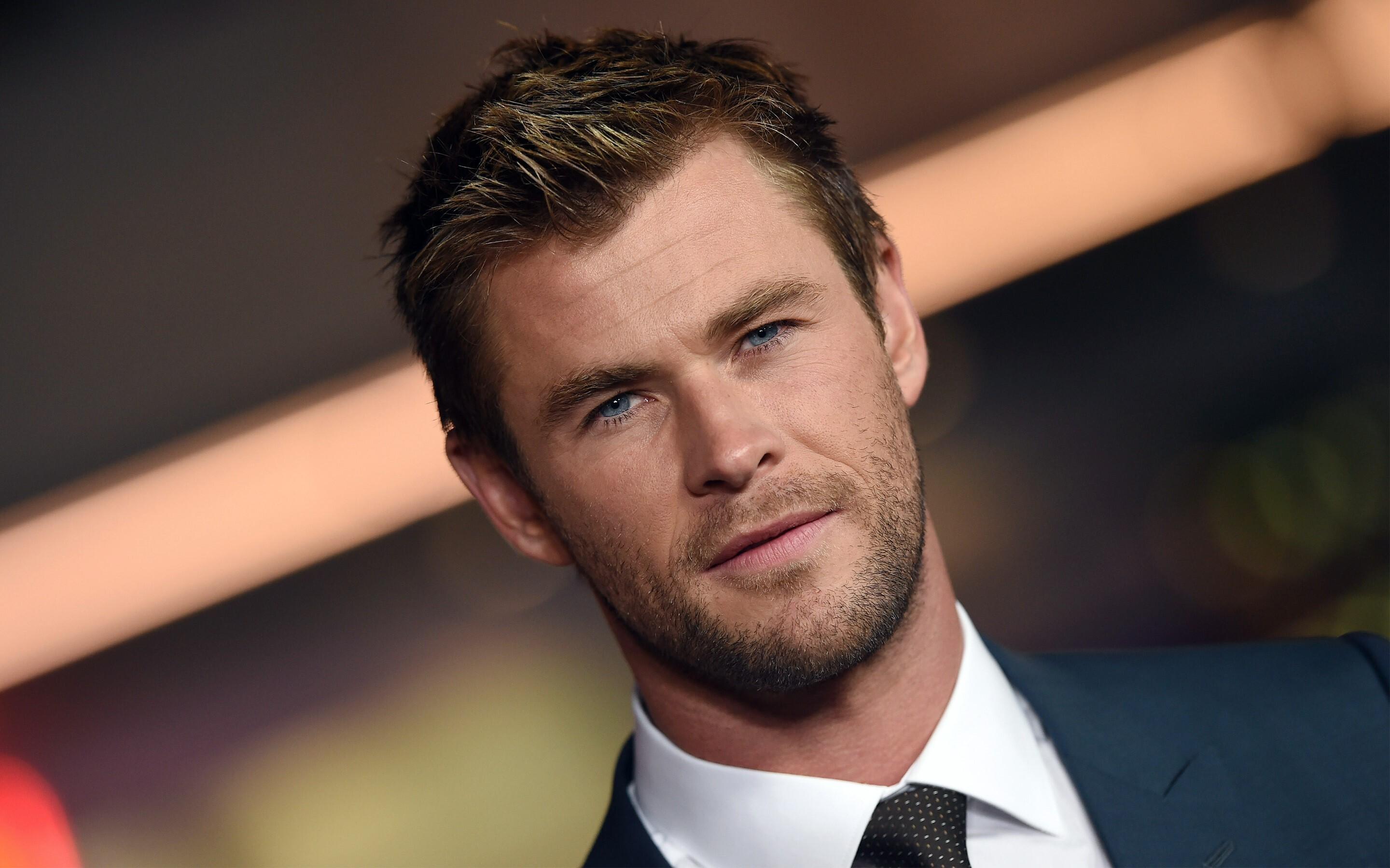 2880x1800 Chris Hemsworth Hollywood Film Actor Wallpaper